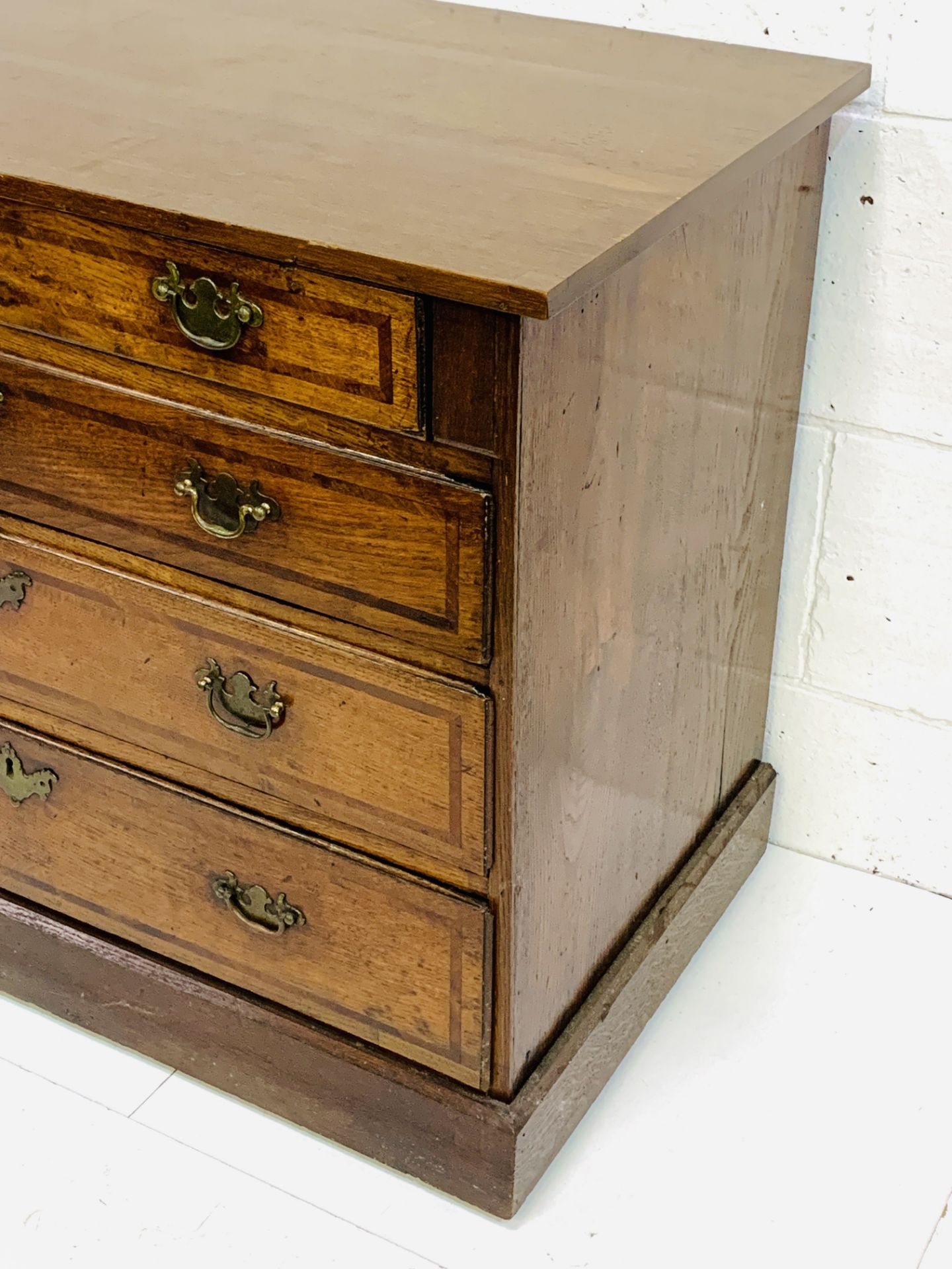 Mahogany chest of four graduated drawers - Image 2 of 5