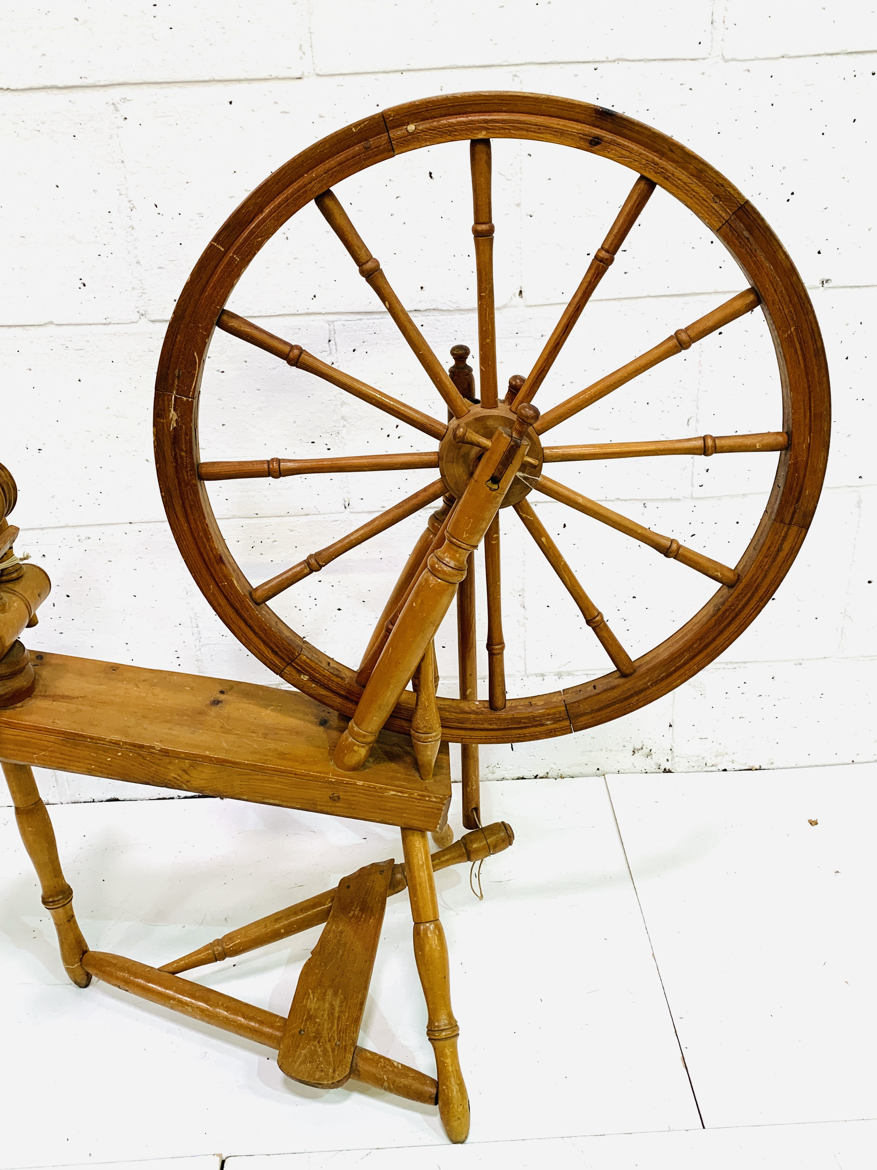 A full-size spinning wheel - Image 2 of 6