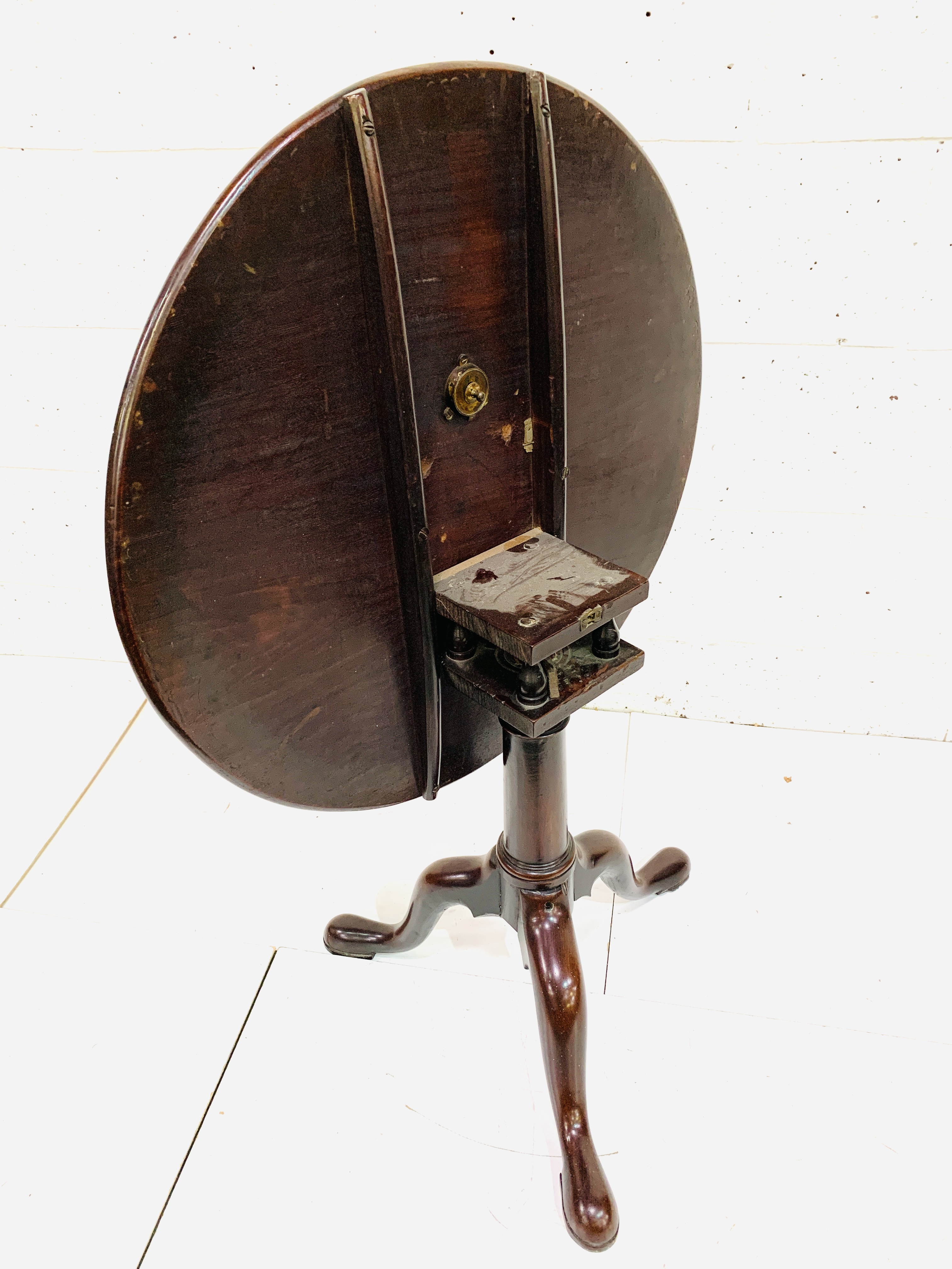 Georgian-style mahogany circular tilt top table - Image 5 of 6