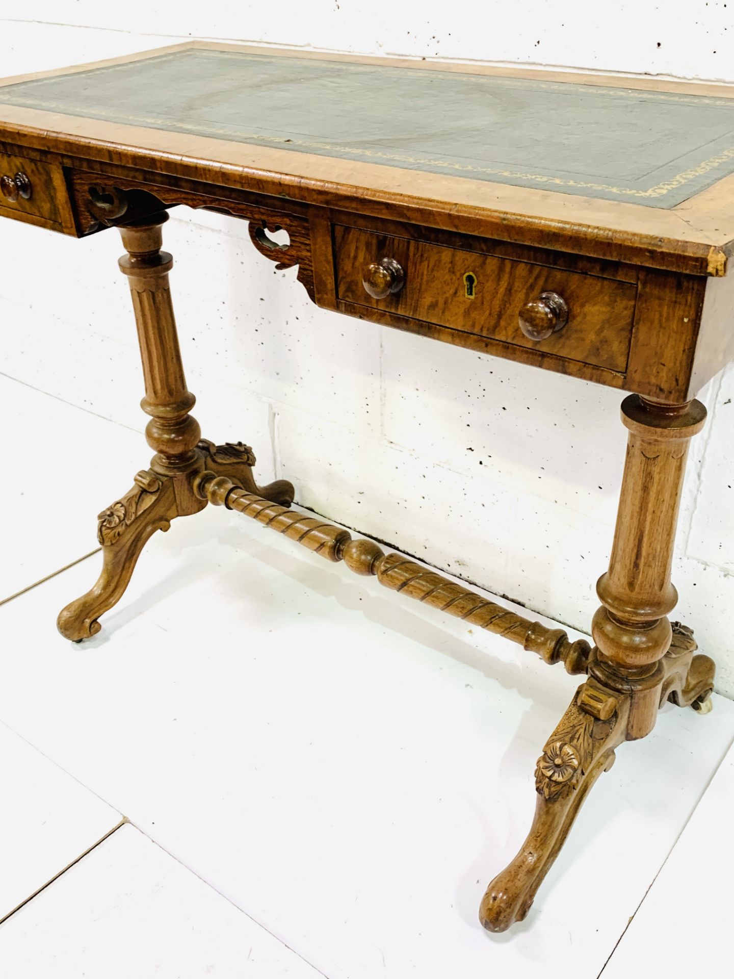 A mahogany writing table - Image 6 of 6