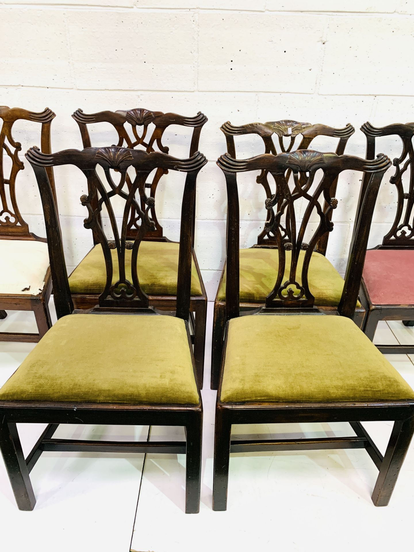 A set of six Georgian-style mahogany framed dining chairs - Image 3 of 5