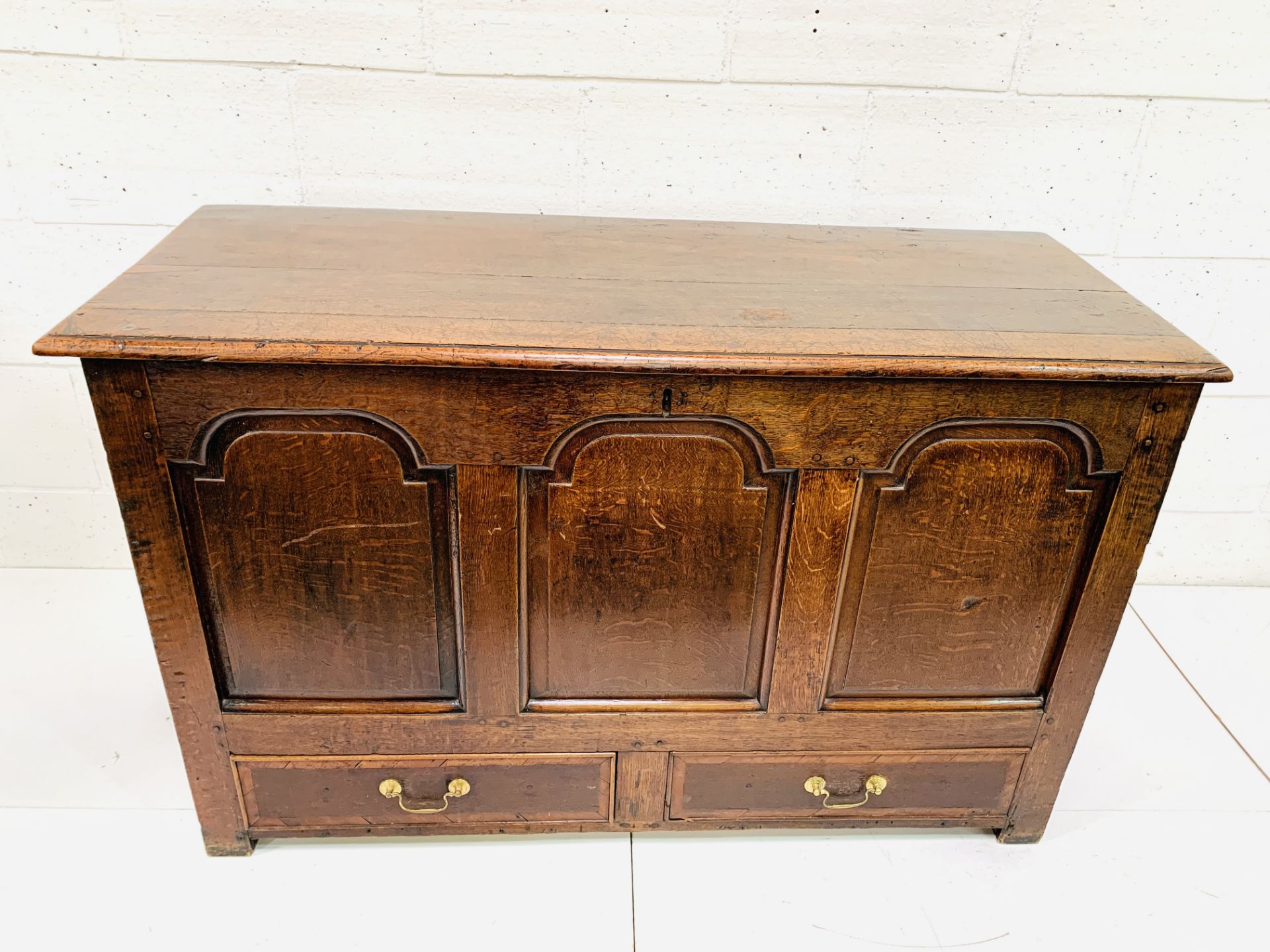 19th century oak monk's chest - Image 7 of 7