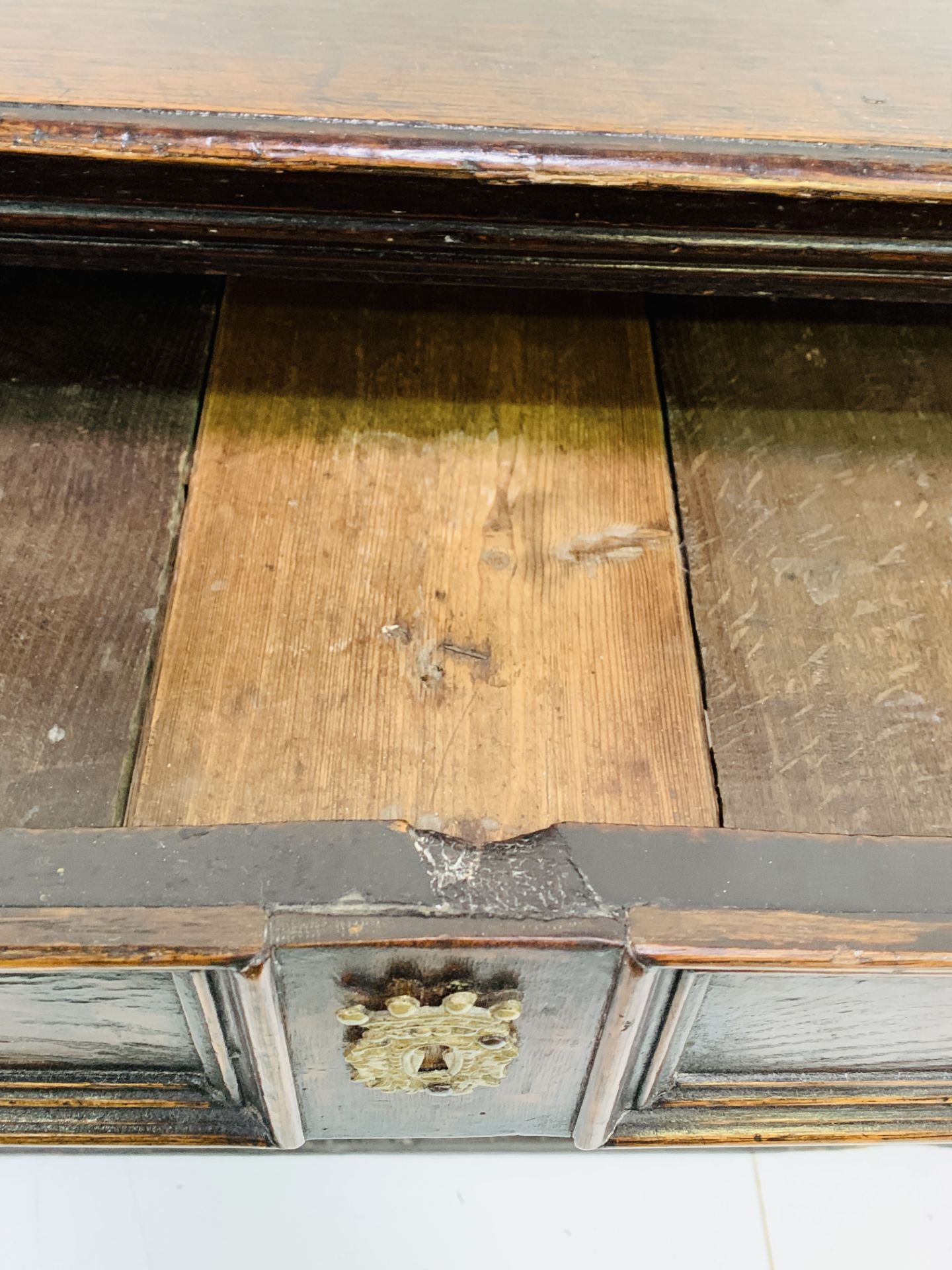 Early 18th Century oak chest of three drawers - Image 7 of 9