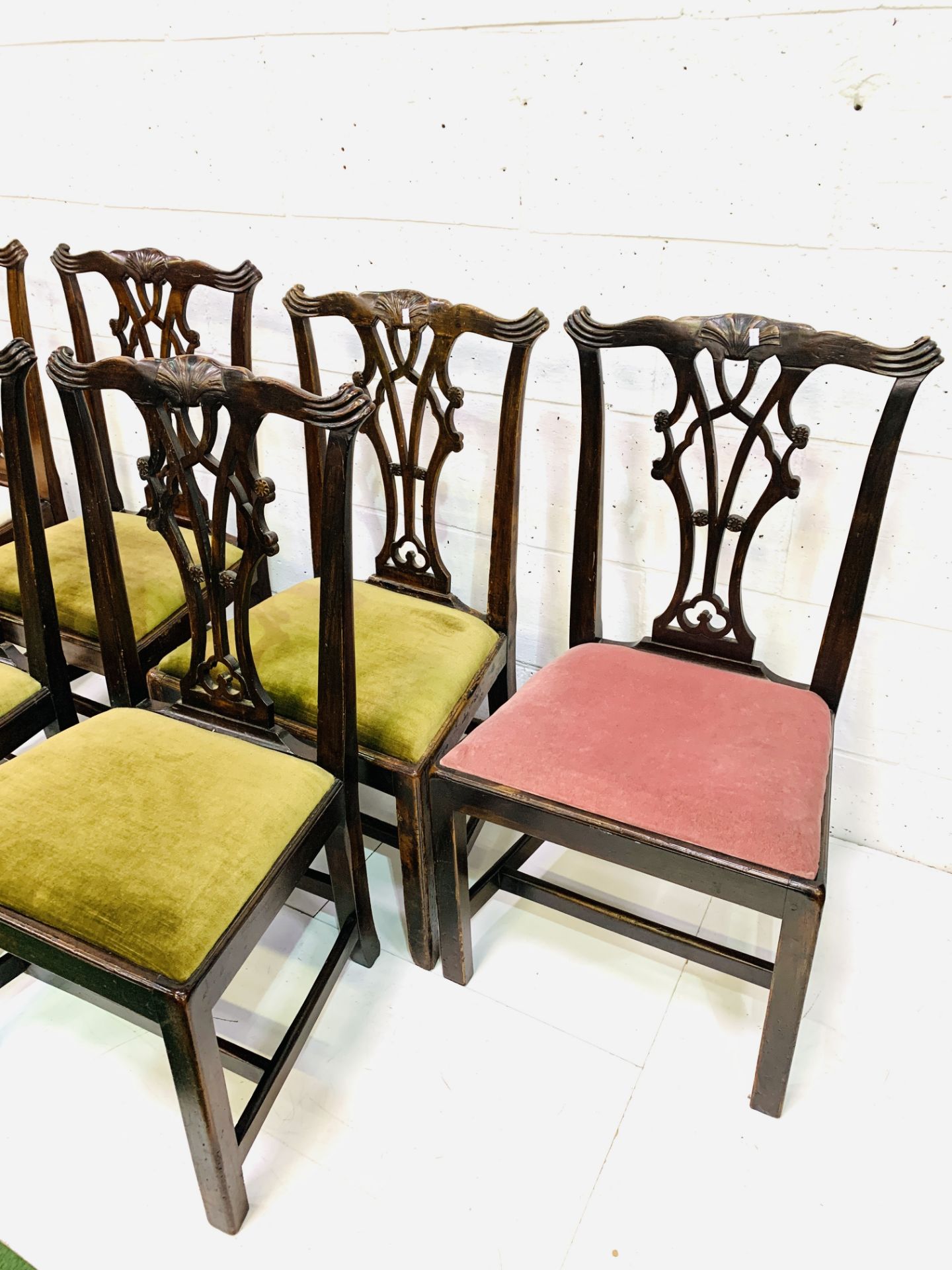 A set of six Georgian-style mahogany framed dining chairs - Image 4 of 5