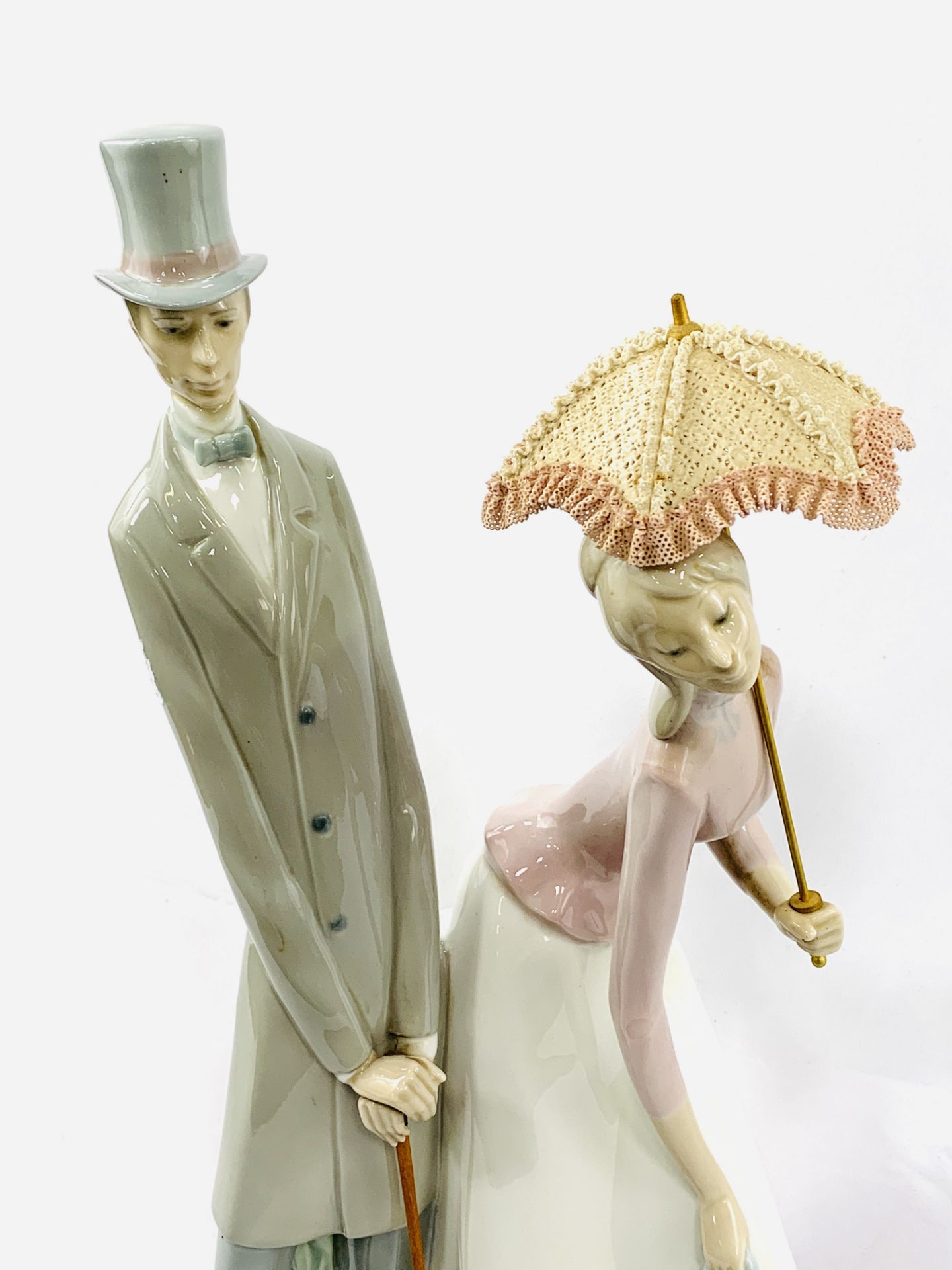 A large Lladro porcelain ornament "Group with parasol" - Image 3 of 5