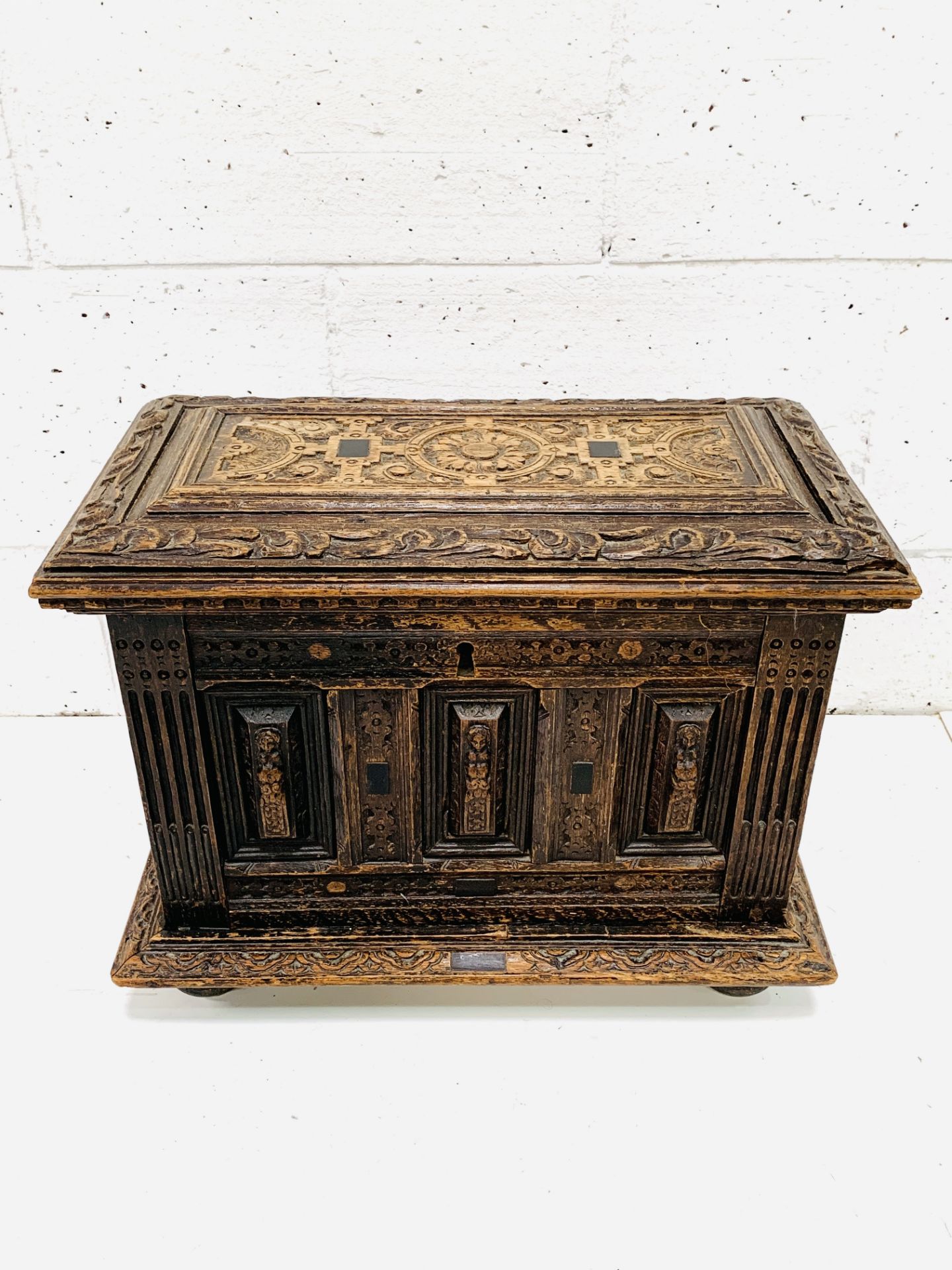 Carved oak casket with ebony inserts - Image 4 of 5