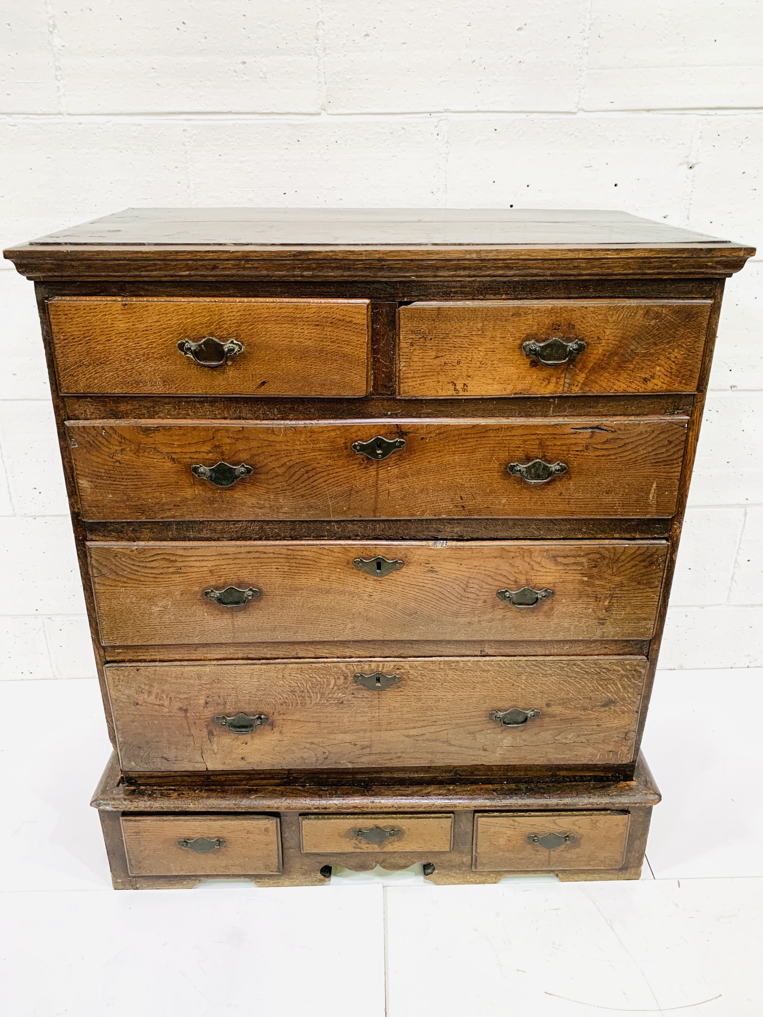 18th century oak chest of drawers - Image 2 of 6