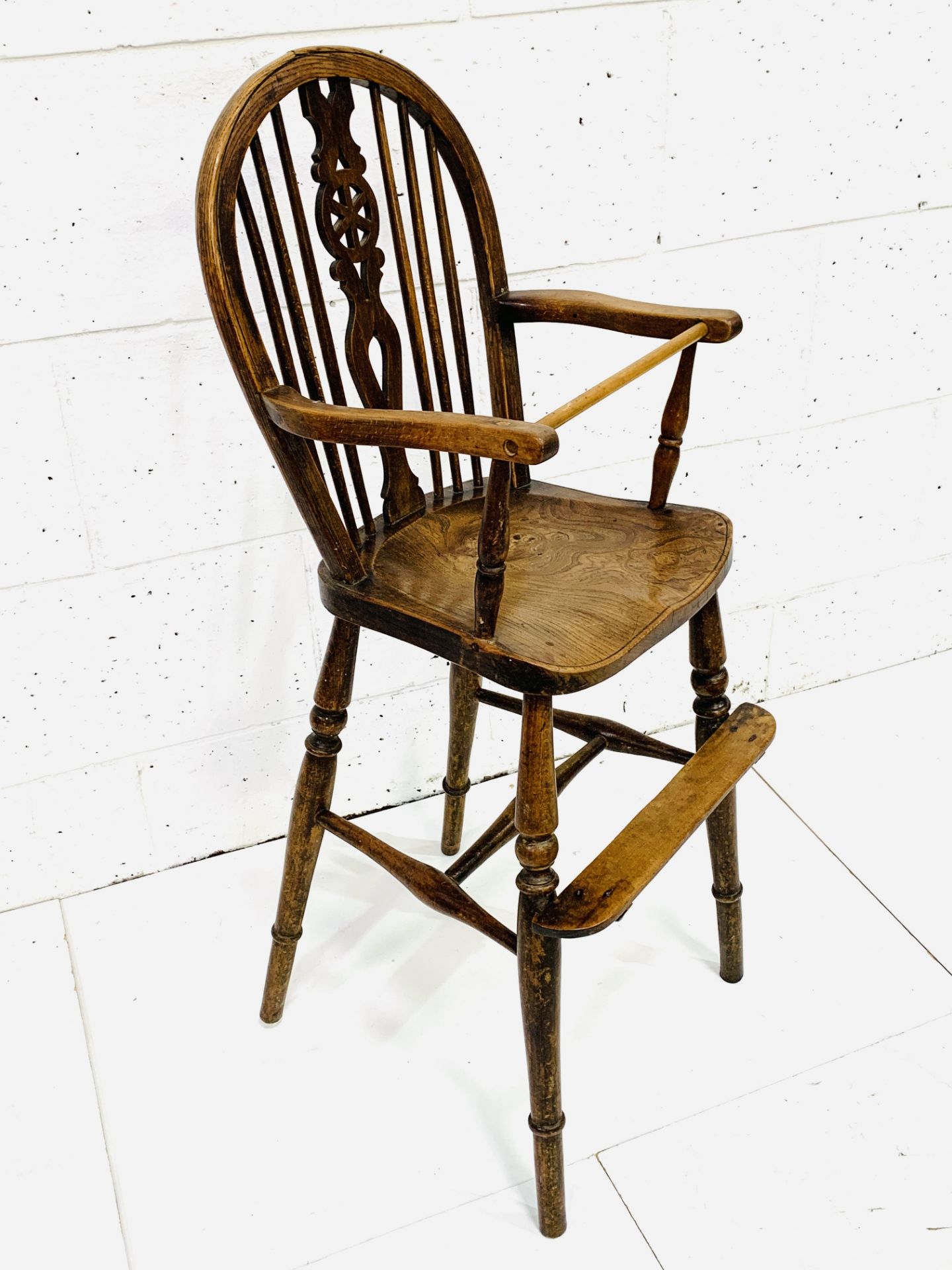 19th century Windsor style oak and elm child's high chair - Image 3 of 4