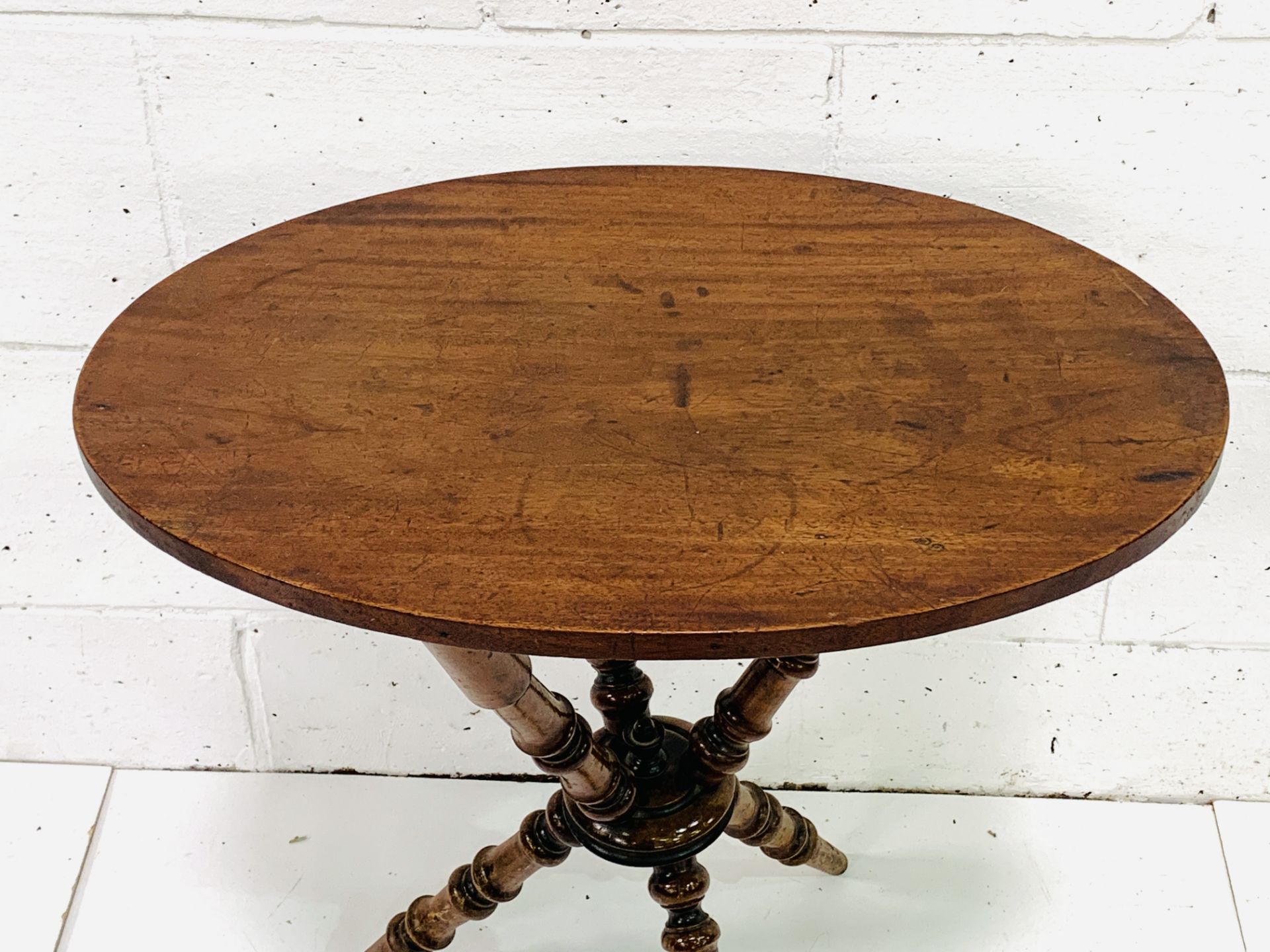 Oval mahogany occasional table on turned tripod supports - Image 3 of 4