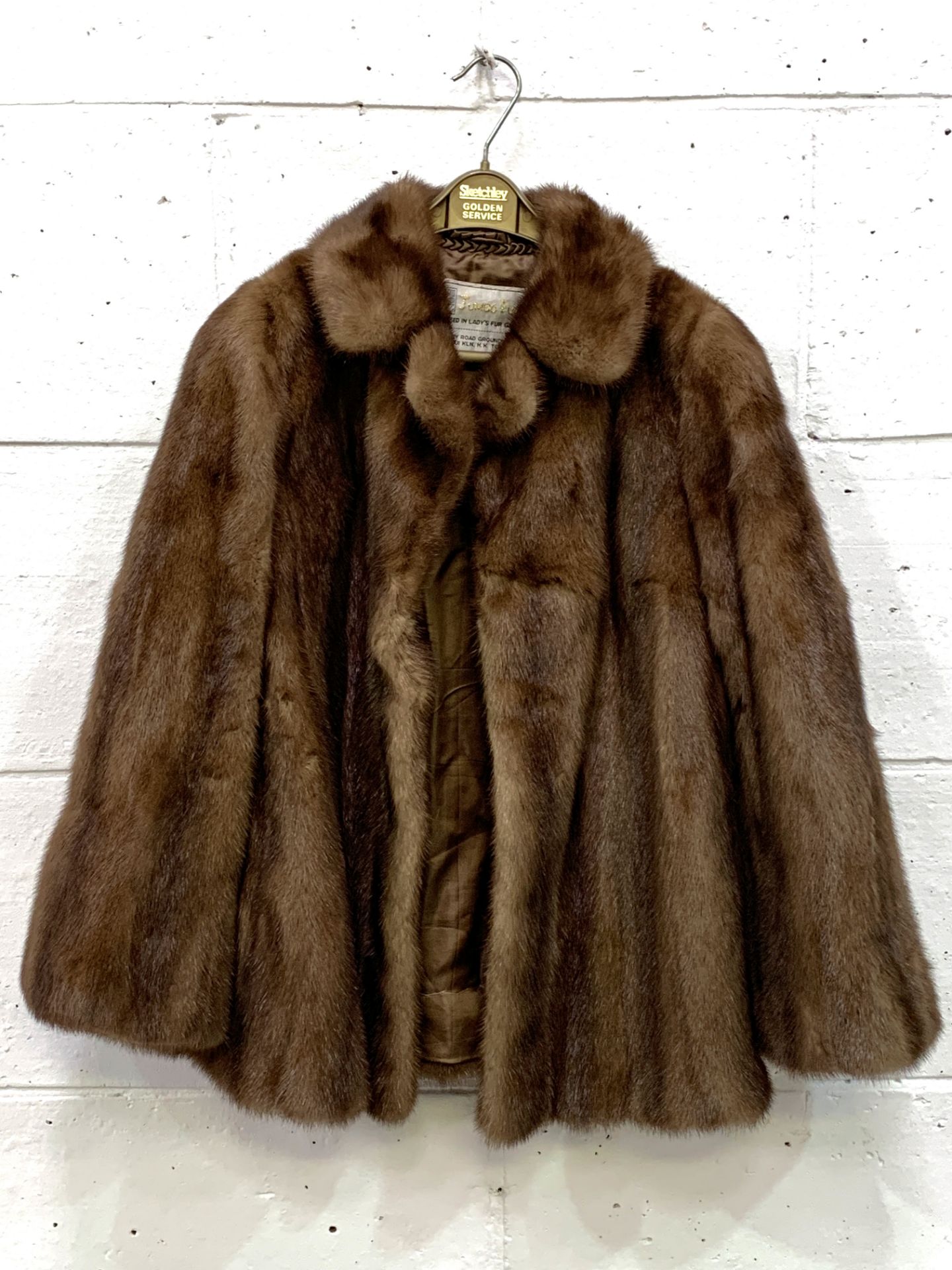 Lady's fur jacket by the Jumbo Fur Company of Hong Kong - Image 2 of 3