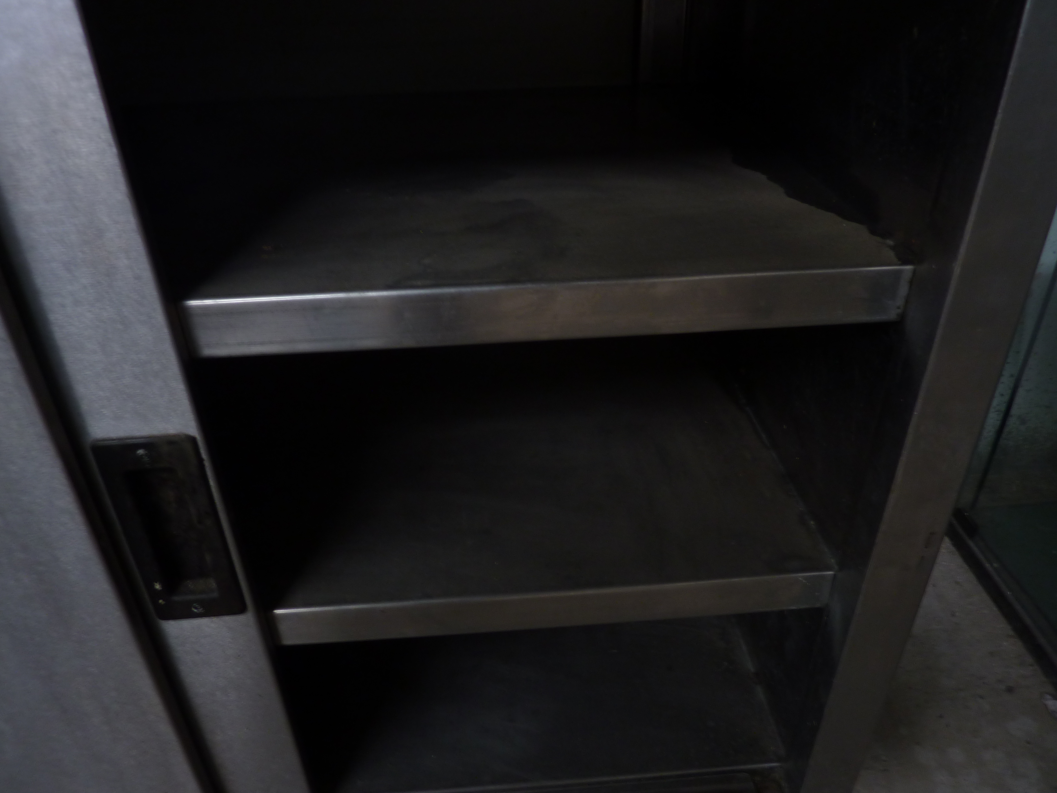 Moffat hot cupboard with sliding doors - Image 2 of 2