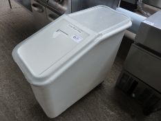 Cambro ingredients bin