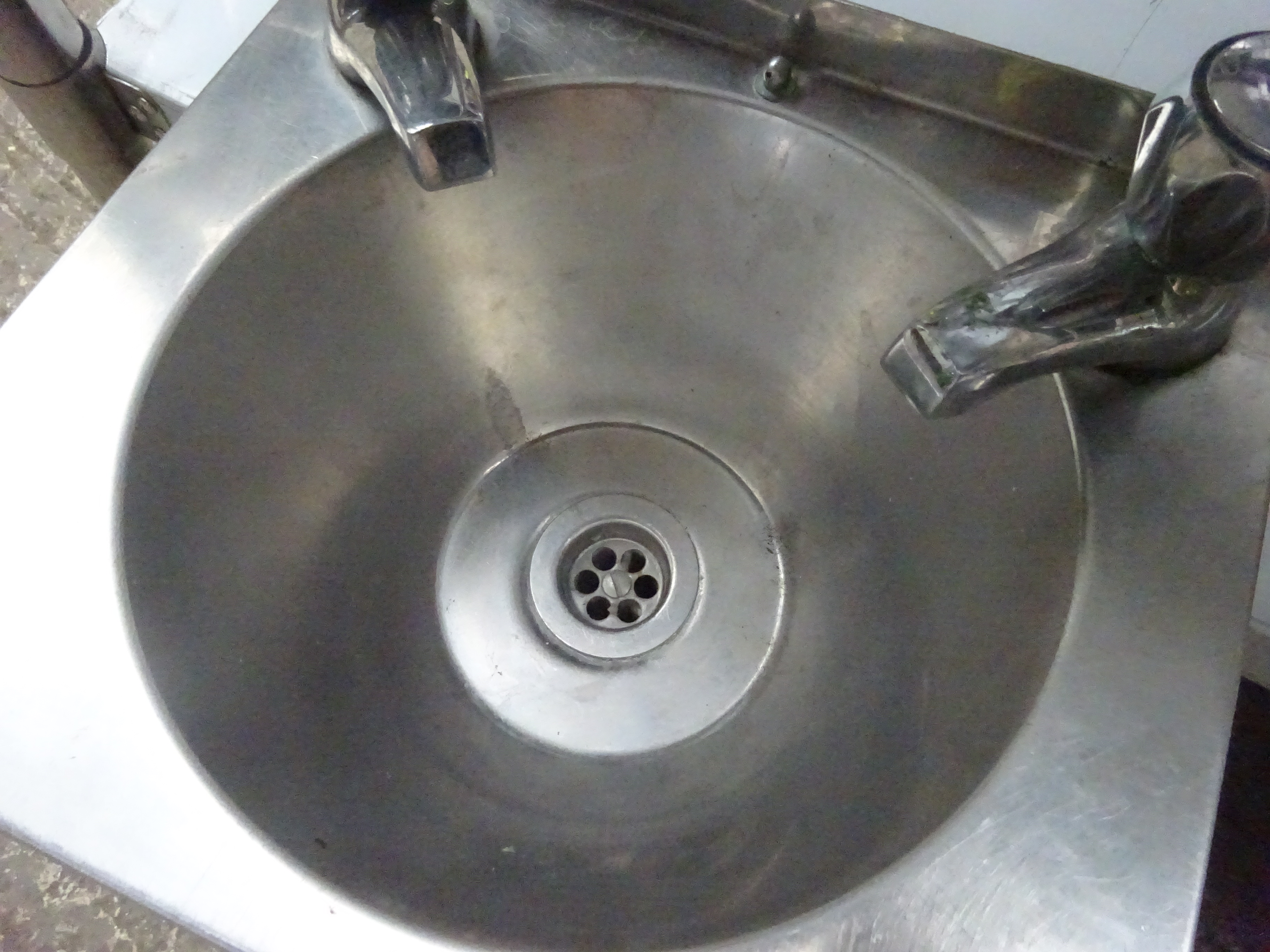 Sink and taps - Image 2 of 2