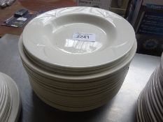 20 plates of various sizes