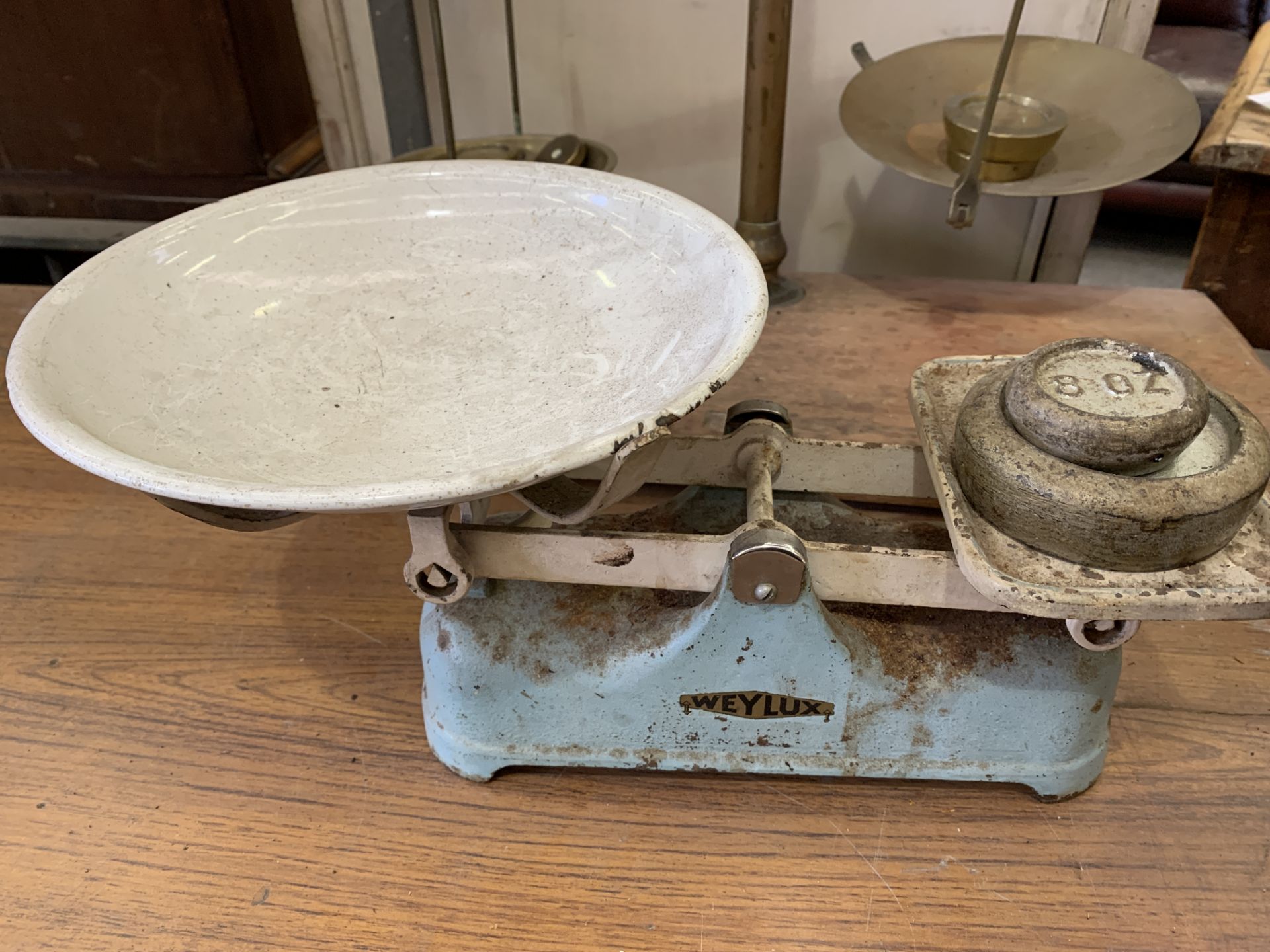 Set of brass balance scales on mahogany stand; together with a set of Weylux kitchen scales - Bild 3 aus 4