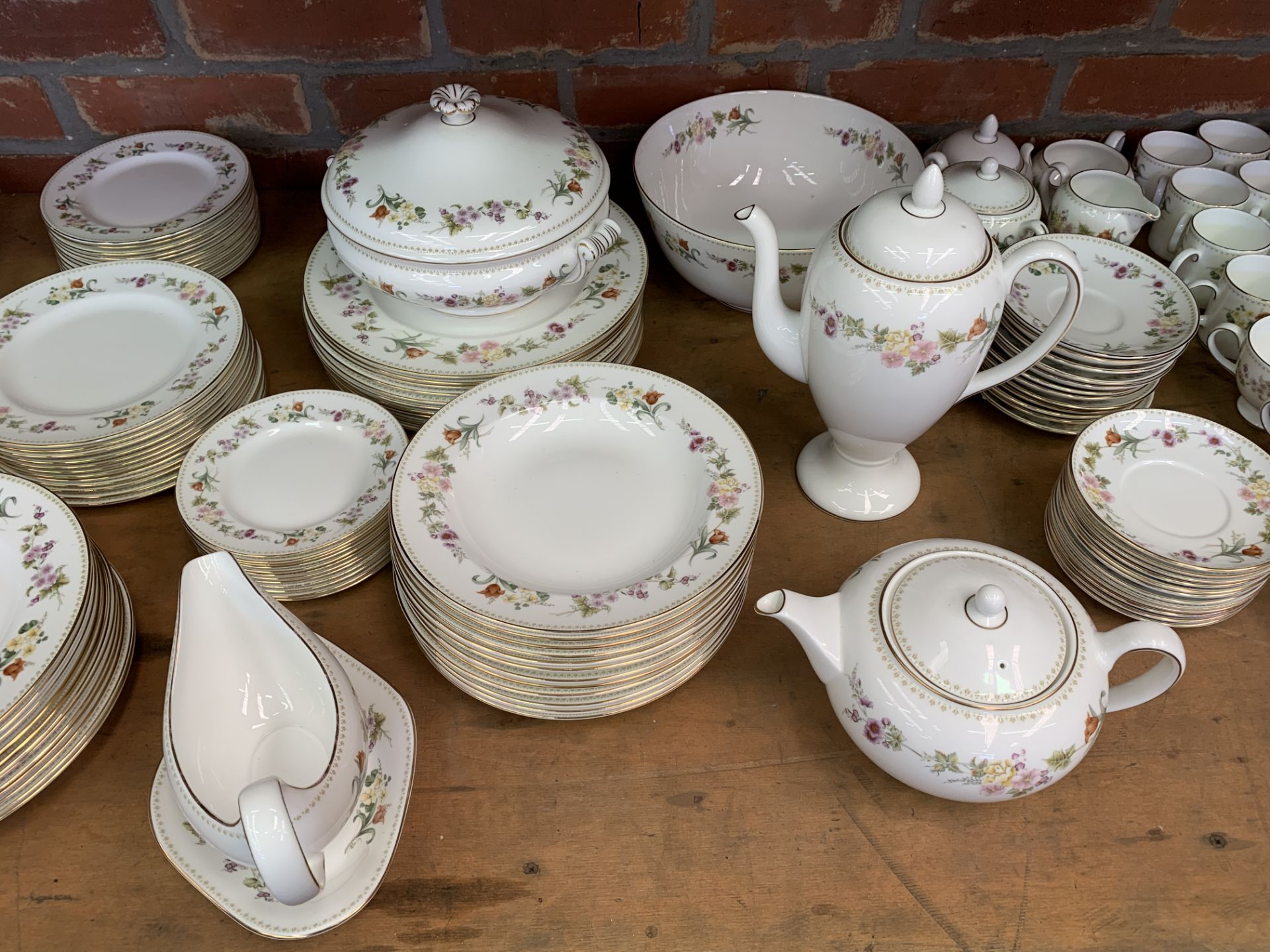 Wedgwood 'Mirabelle' part dinner service