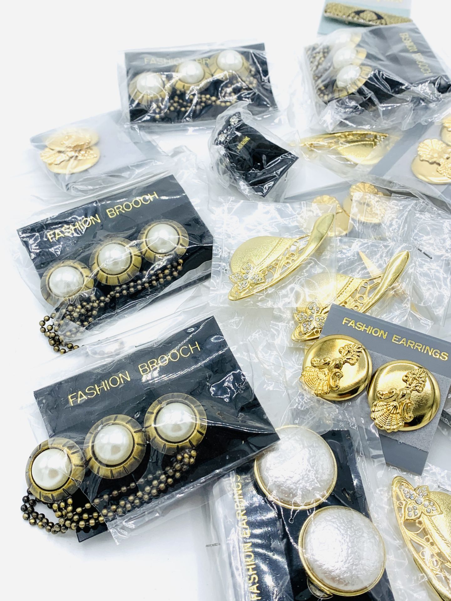 Eight pairs of fashion earrings and fifteen costume brooches, all new - Image 2 of 4