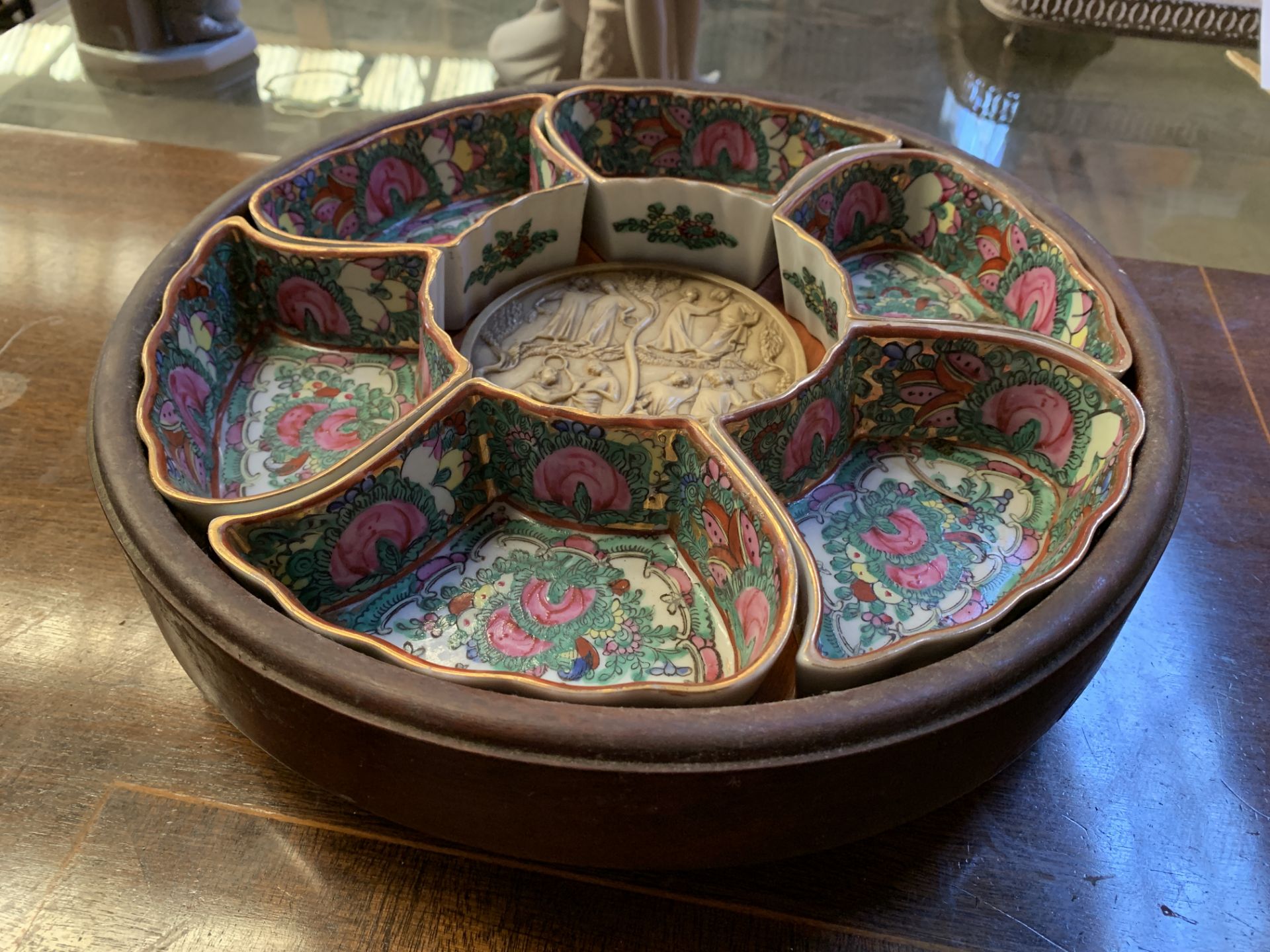 "Lazy Susan" with Oriental porcelain shaped pots with a carved circular insert