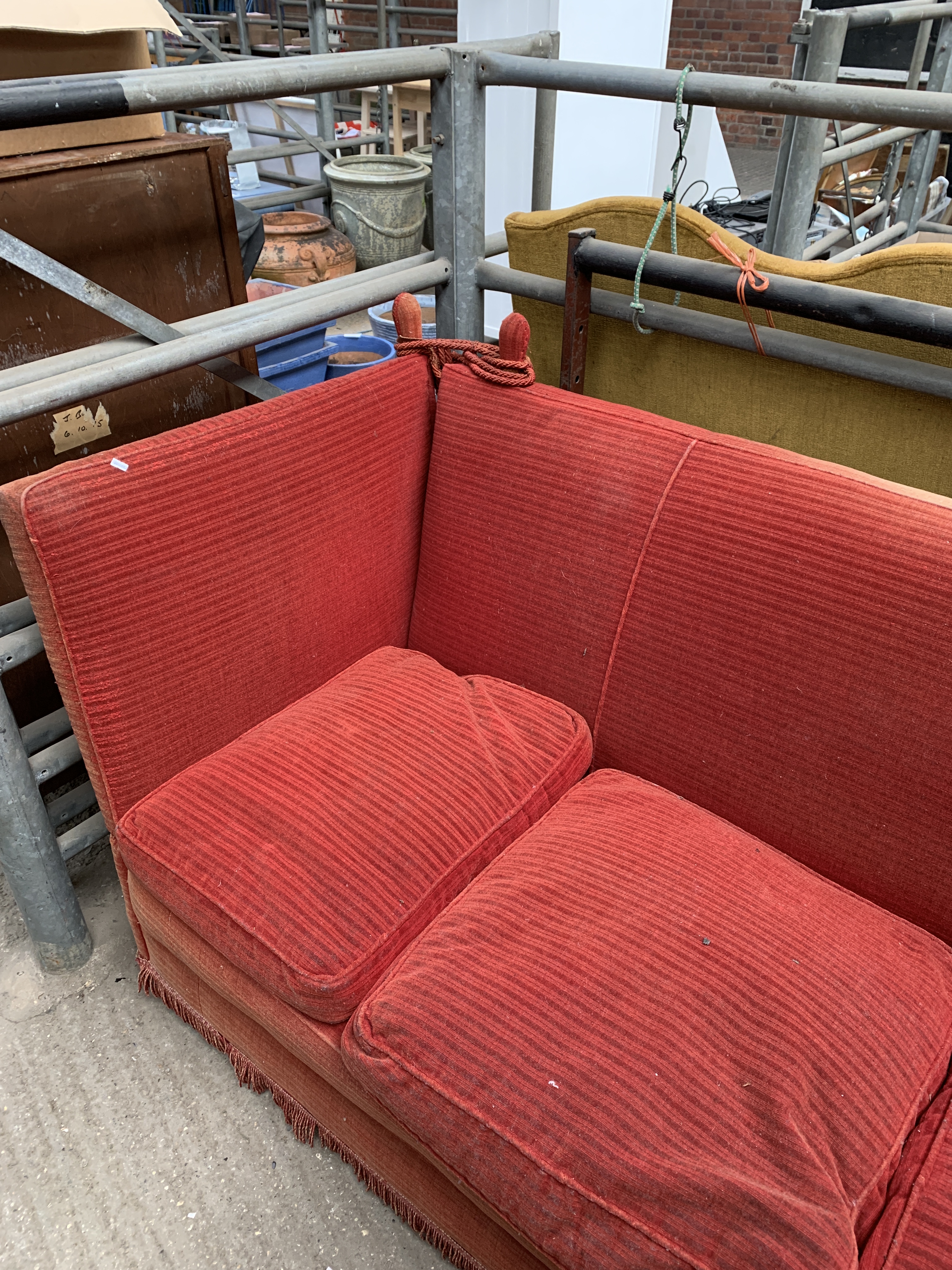 Red upholstered three seat daybed - Image 3 of 4