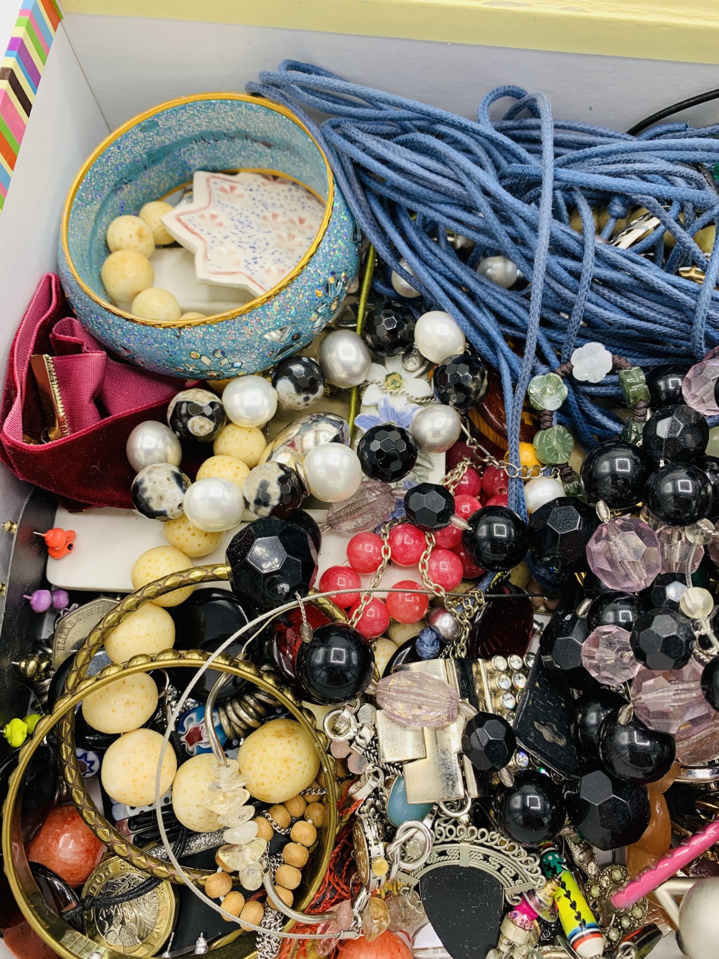 A box of costume jewellery - Image 3 of 3