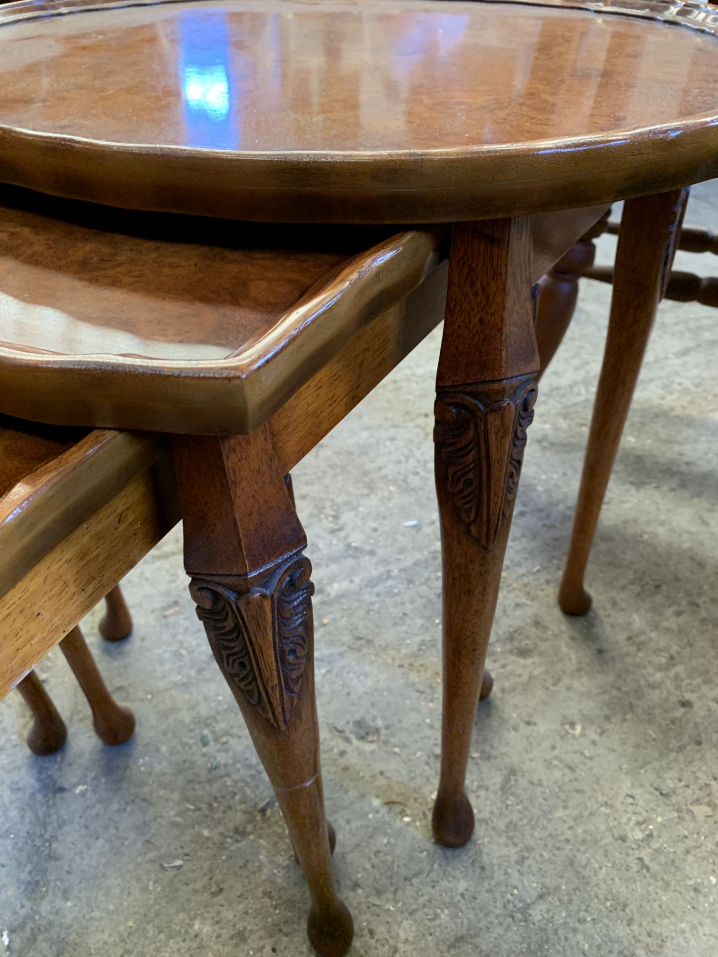 Walnut and mahogany nest of three tables - Bild 2 aus 4