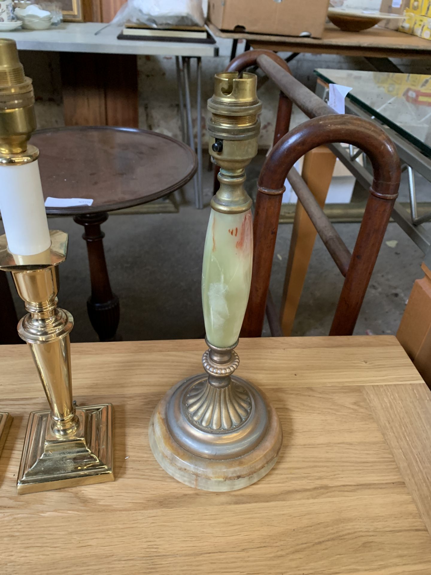 Pair of brass candlestick style table lamps; together with an onyx and brass table lamp - Bild 3 aus 3