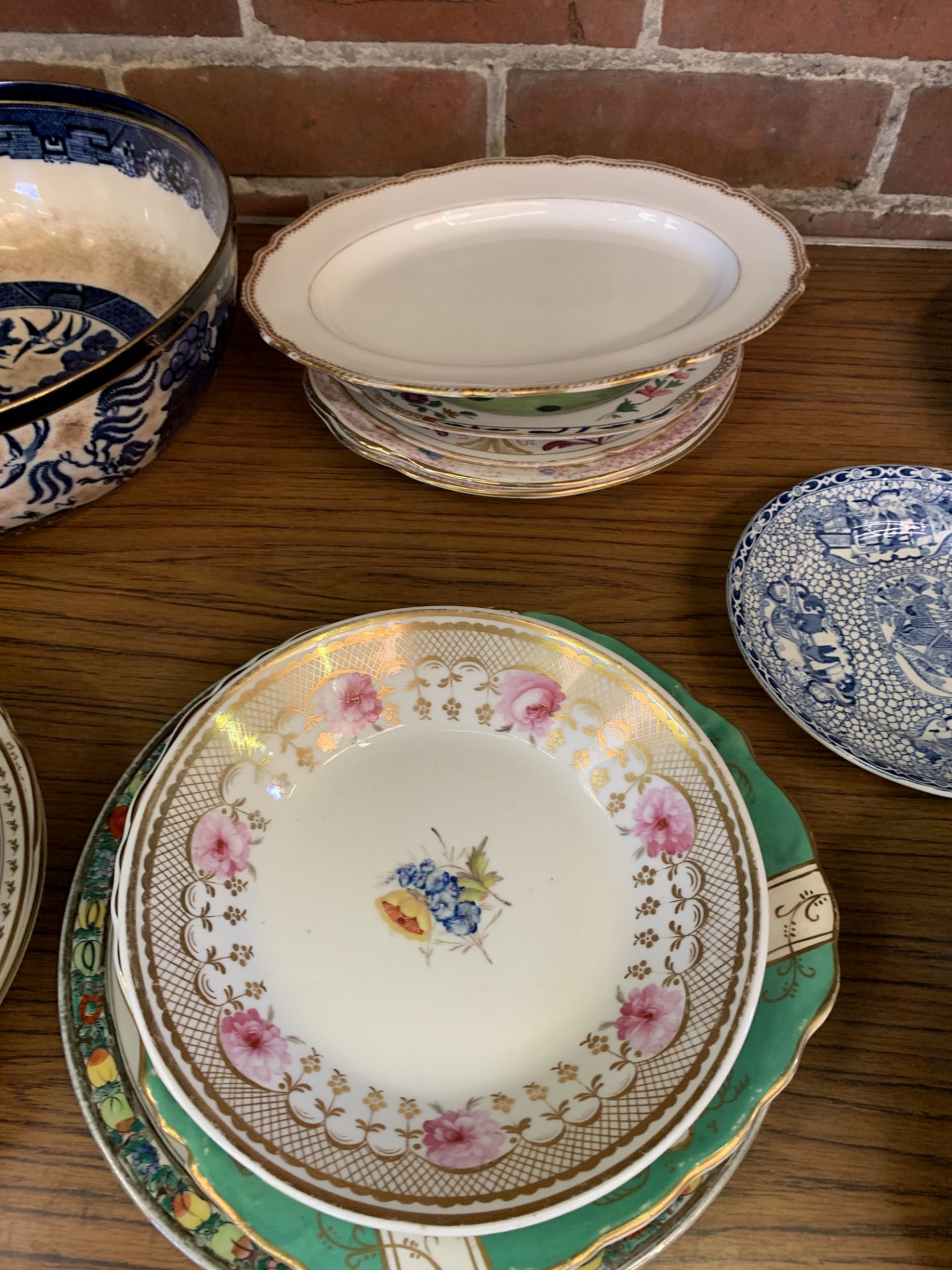 Quantity of decorative china plates, to include Wedgewood, Mason's and Minton - Image 6 of 6