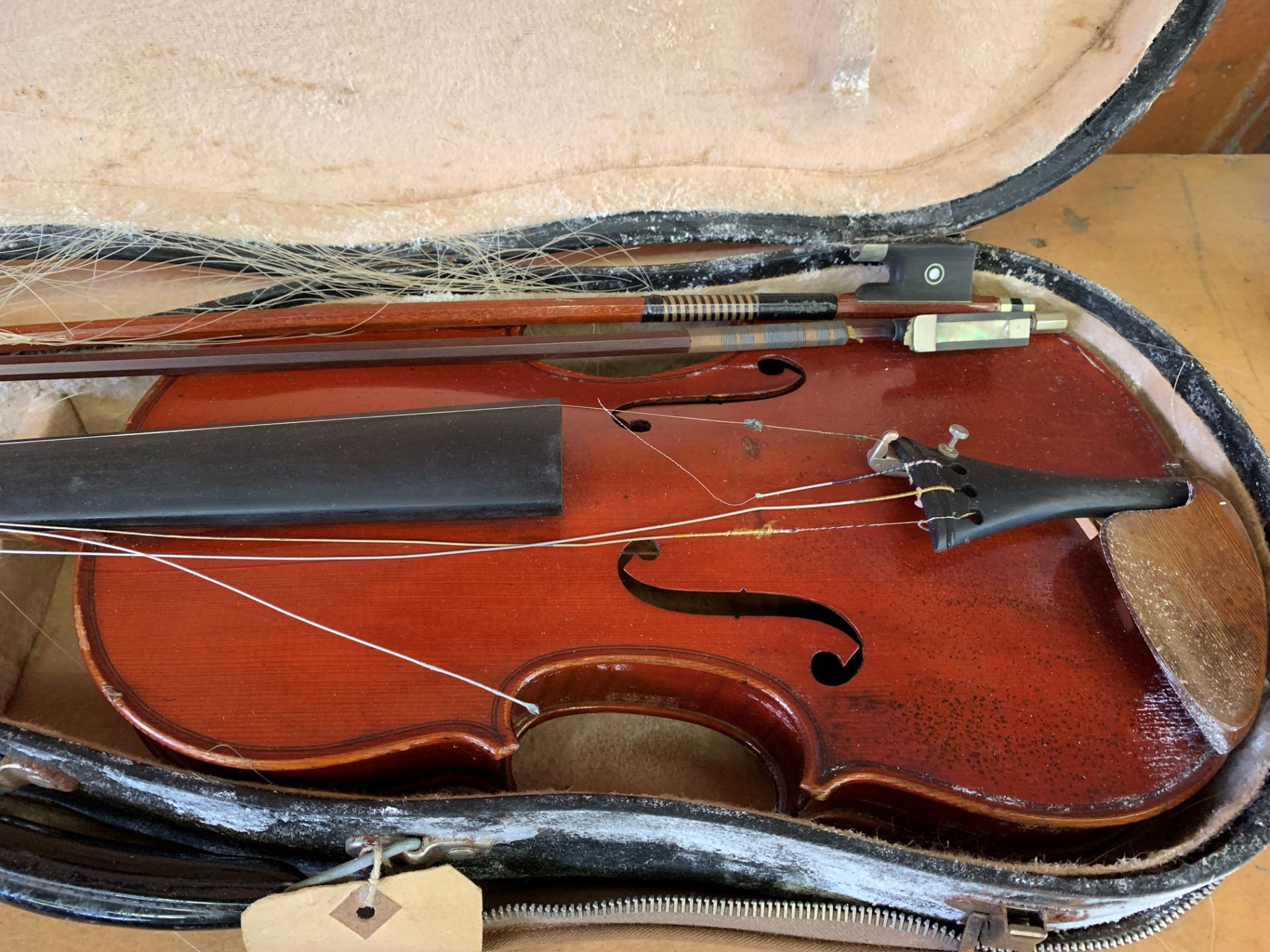 A Luthier Buthod violin in case with two bows, together with another violin - Bild 18 aus 20