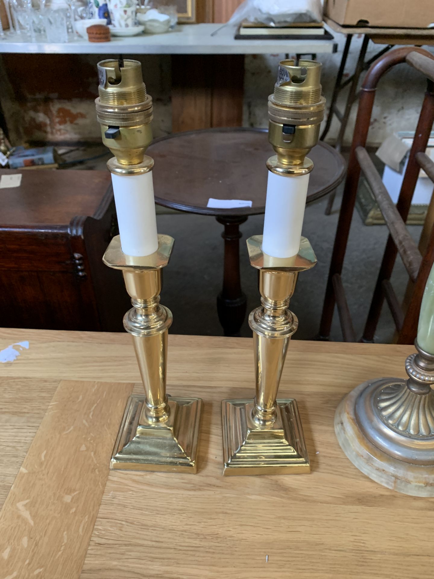 Pair of brass candlestick style table lamps; together with an onyx and brass table lamp - Bild 2 aus 3