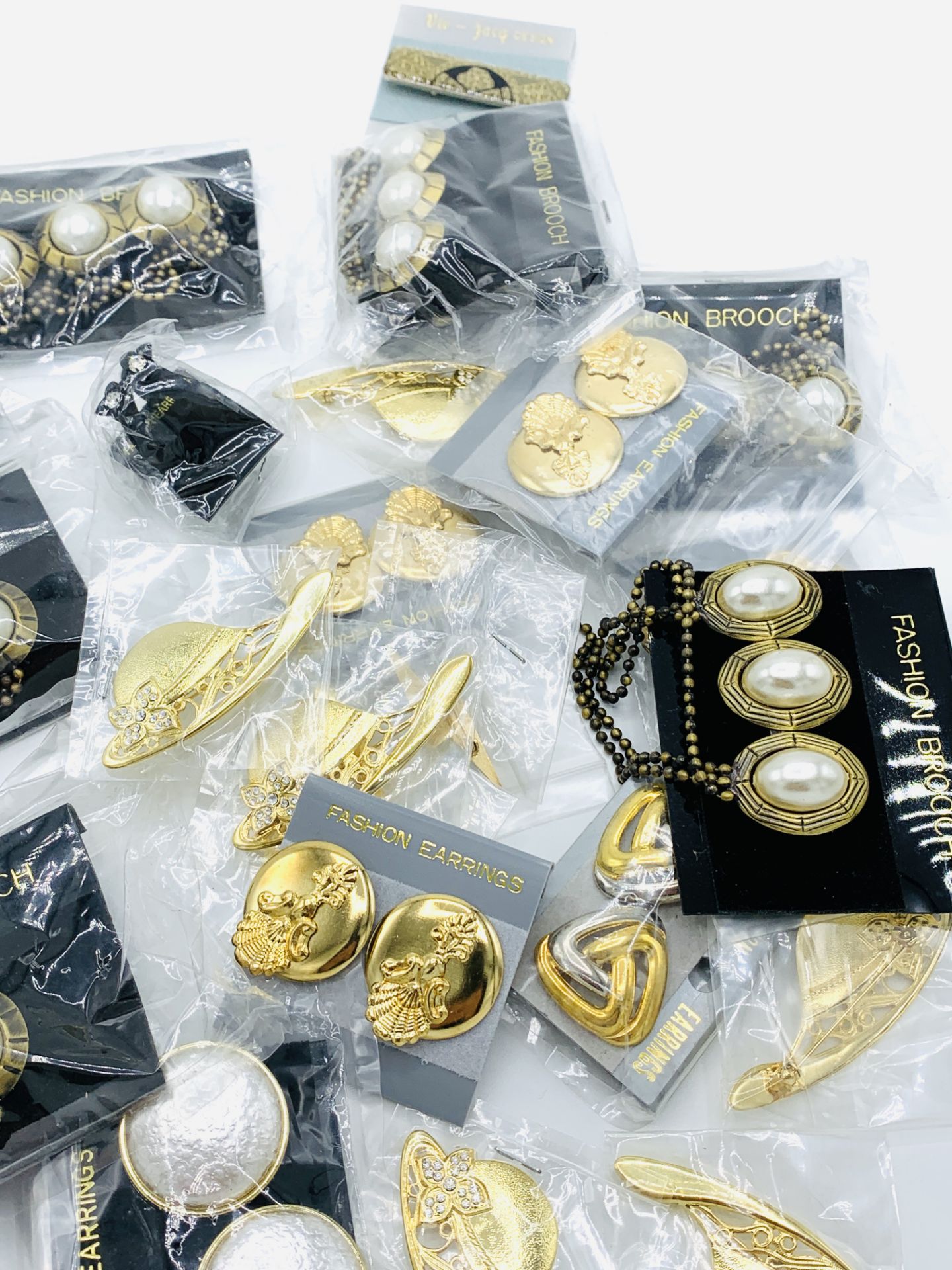 Eight pairs of fashion earrings and fifteen costume brooches, all new - Image 4 of 4