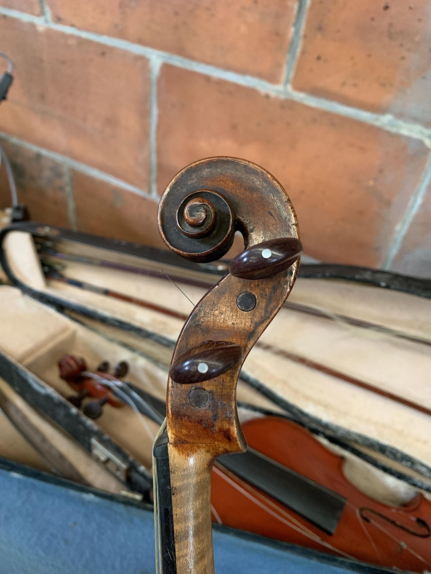 A Luthier Buthod violin in case with two bows, together with another violin - Bild 9 aus 20