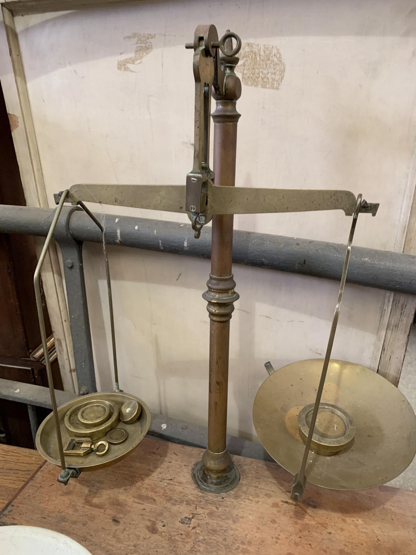 Set of brass balance scales on mahogany stand; together with a set of Weylux kitchen scales - Bild 2 aus 4