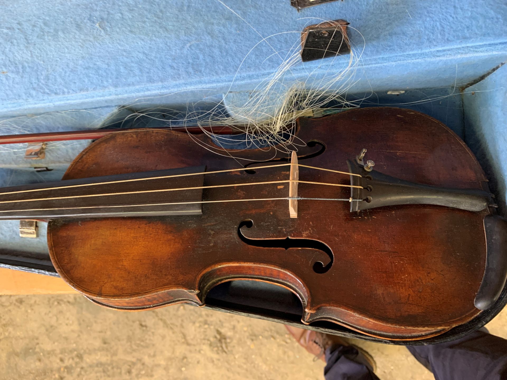 A Luthier Buthod violin in case with two bows, together with another violin - Bild 15 aus 20