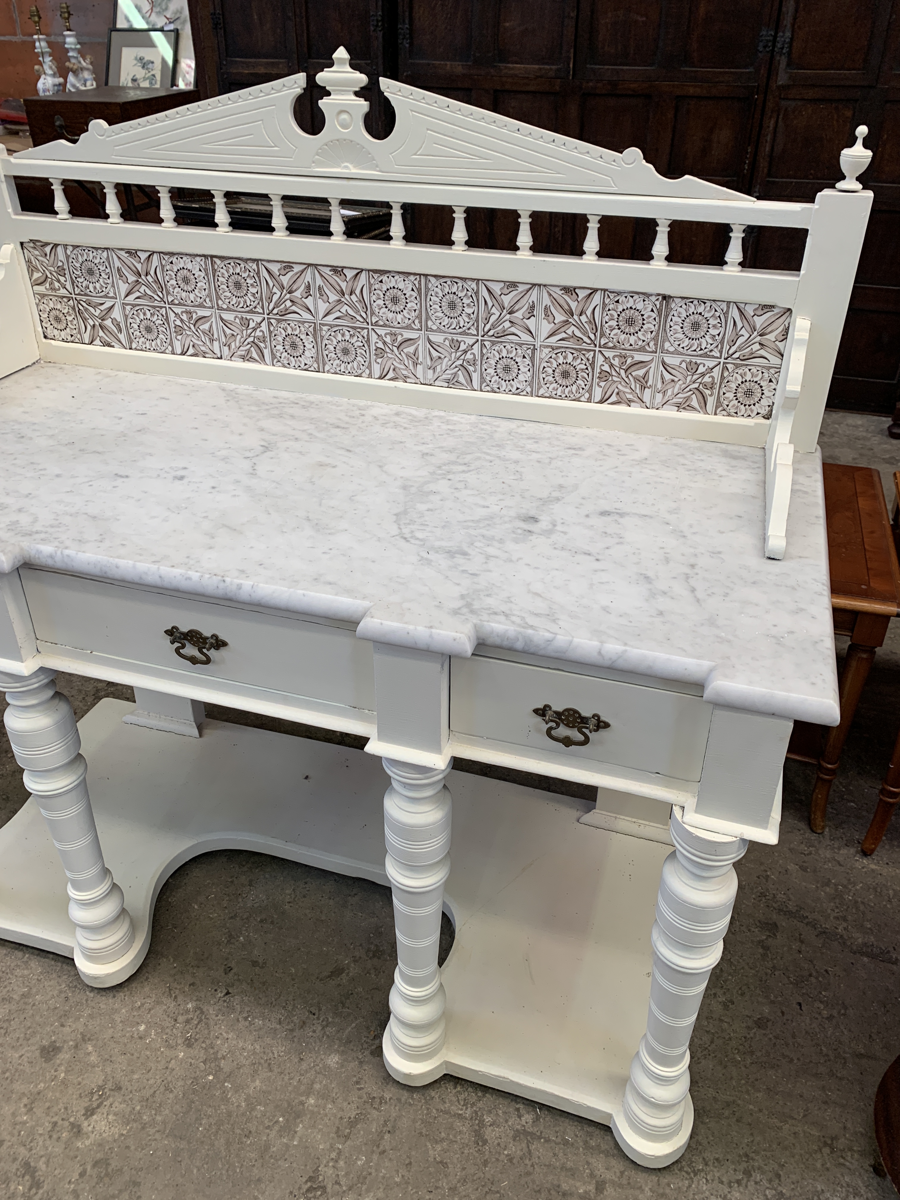 White marble and painted wash stand with tiled upstand - Image 2 of 5