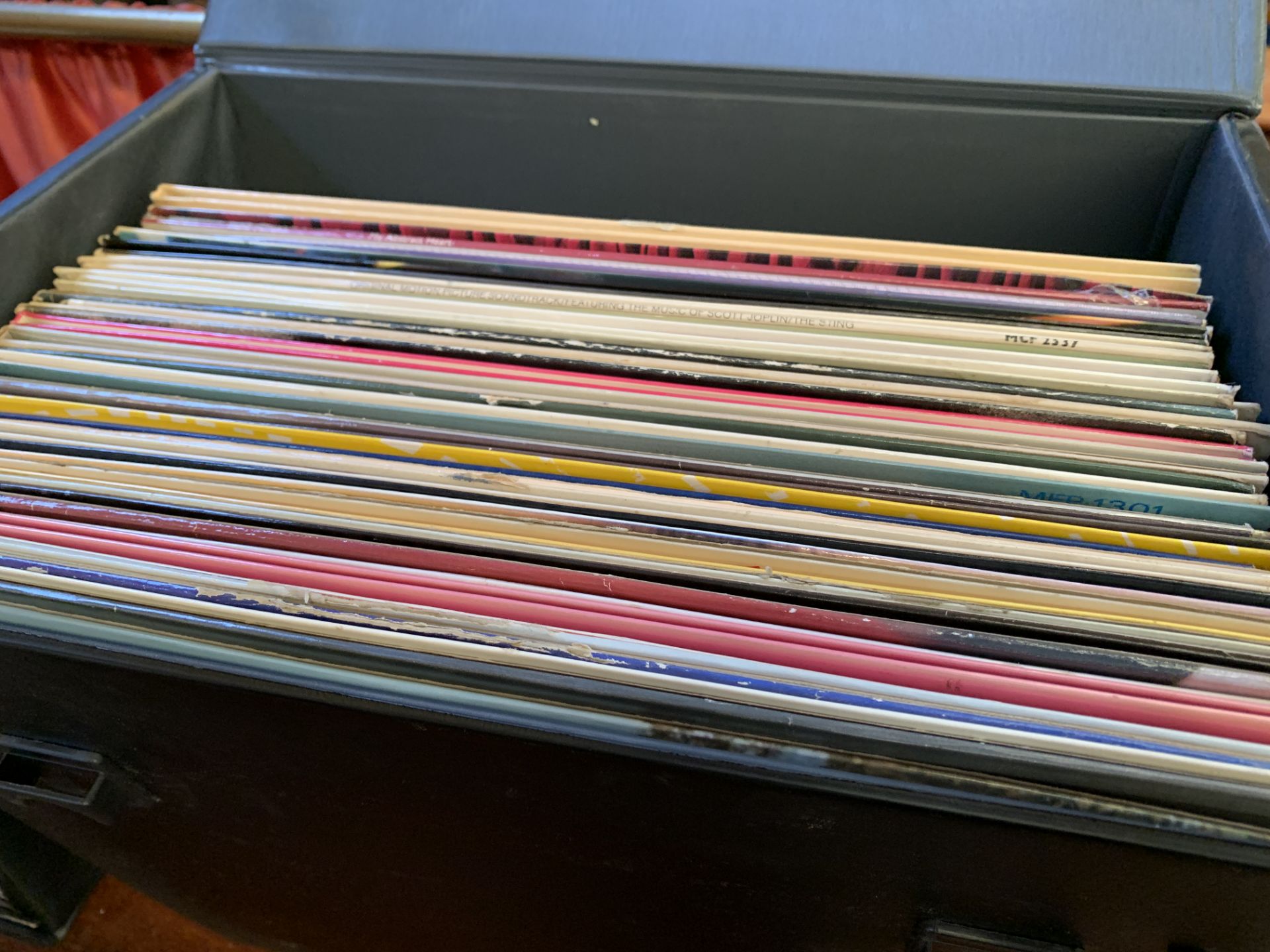 Quantity of 45 rpm singles in a case - Image 2 of 6