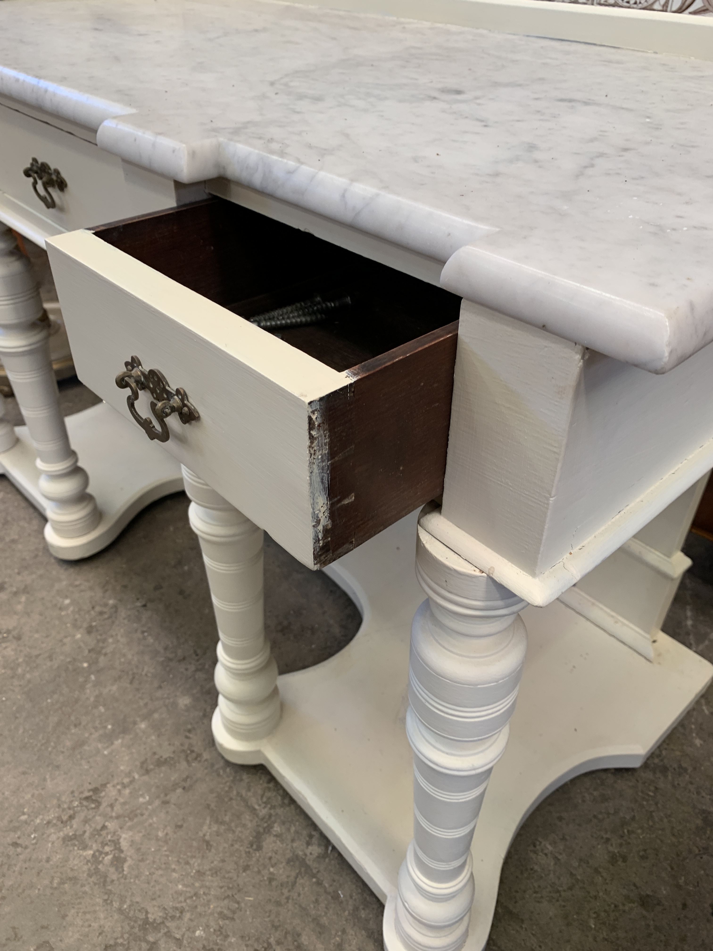 White marble and painted wash stand with tiled upstand - Image 3 of 5