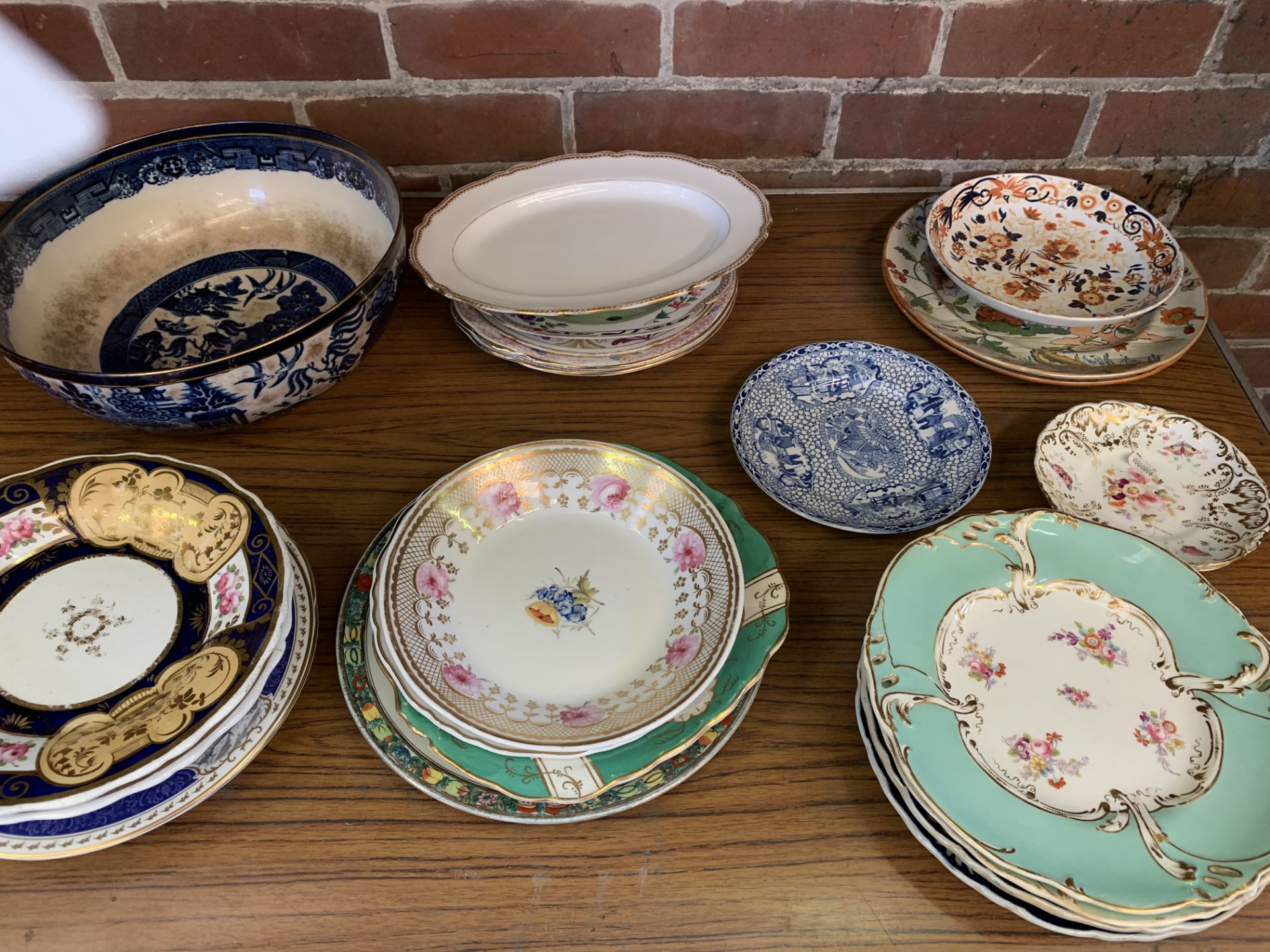 Quantity of decorative china plates, to include Wedgewood, Mason's and Minton