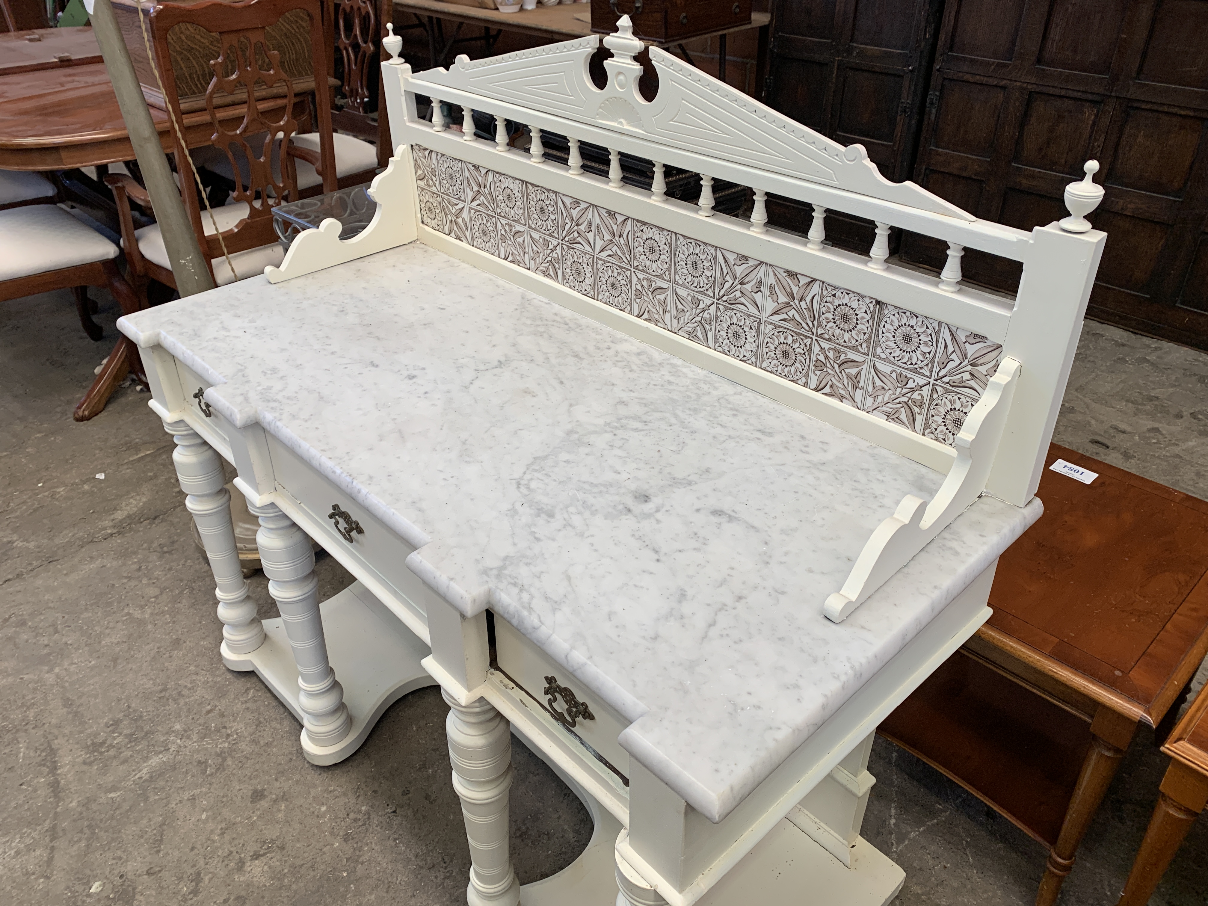 White marble and painted wash stand with tiled upstand - Image 4 of 5