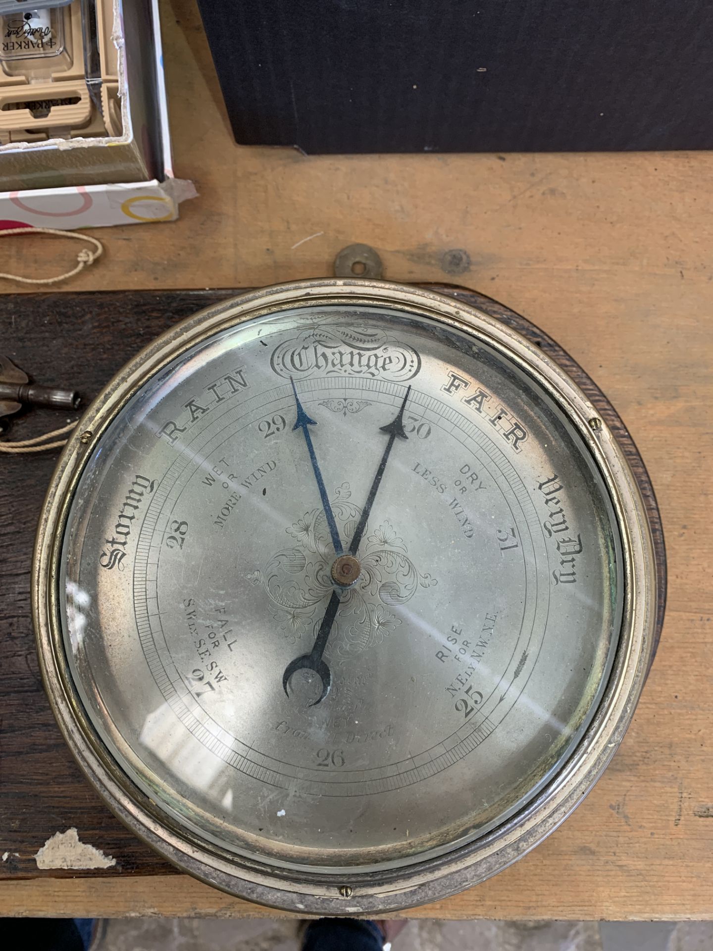 An oak mounted silver plate ship's clock and barometer - Bild 3 aus 3