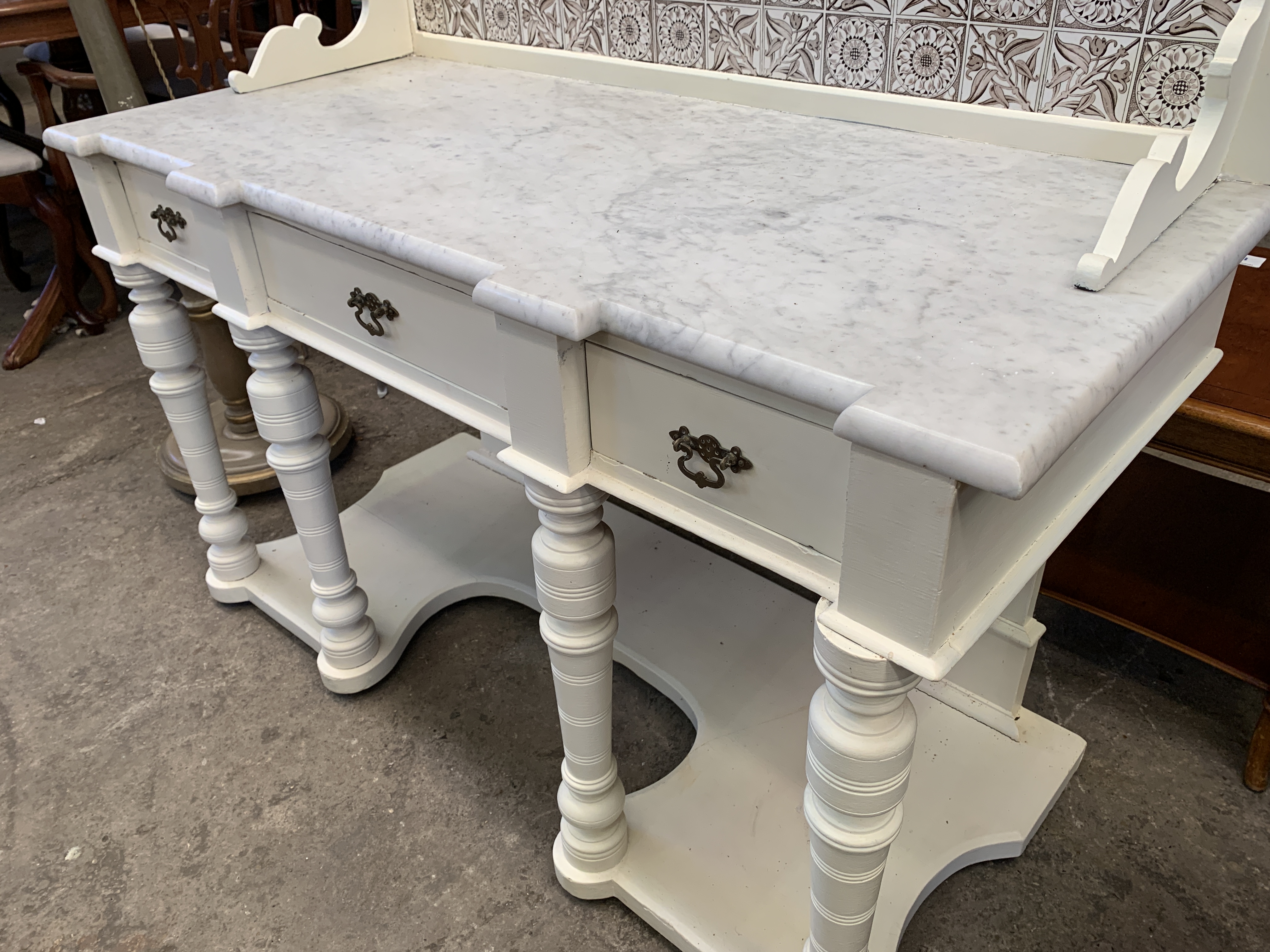 White marble and painted wash stand with tiled upstand - Image 5 of 5