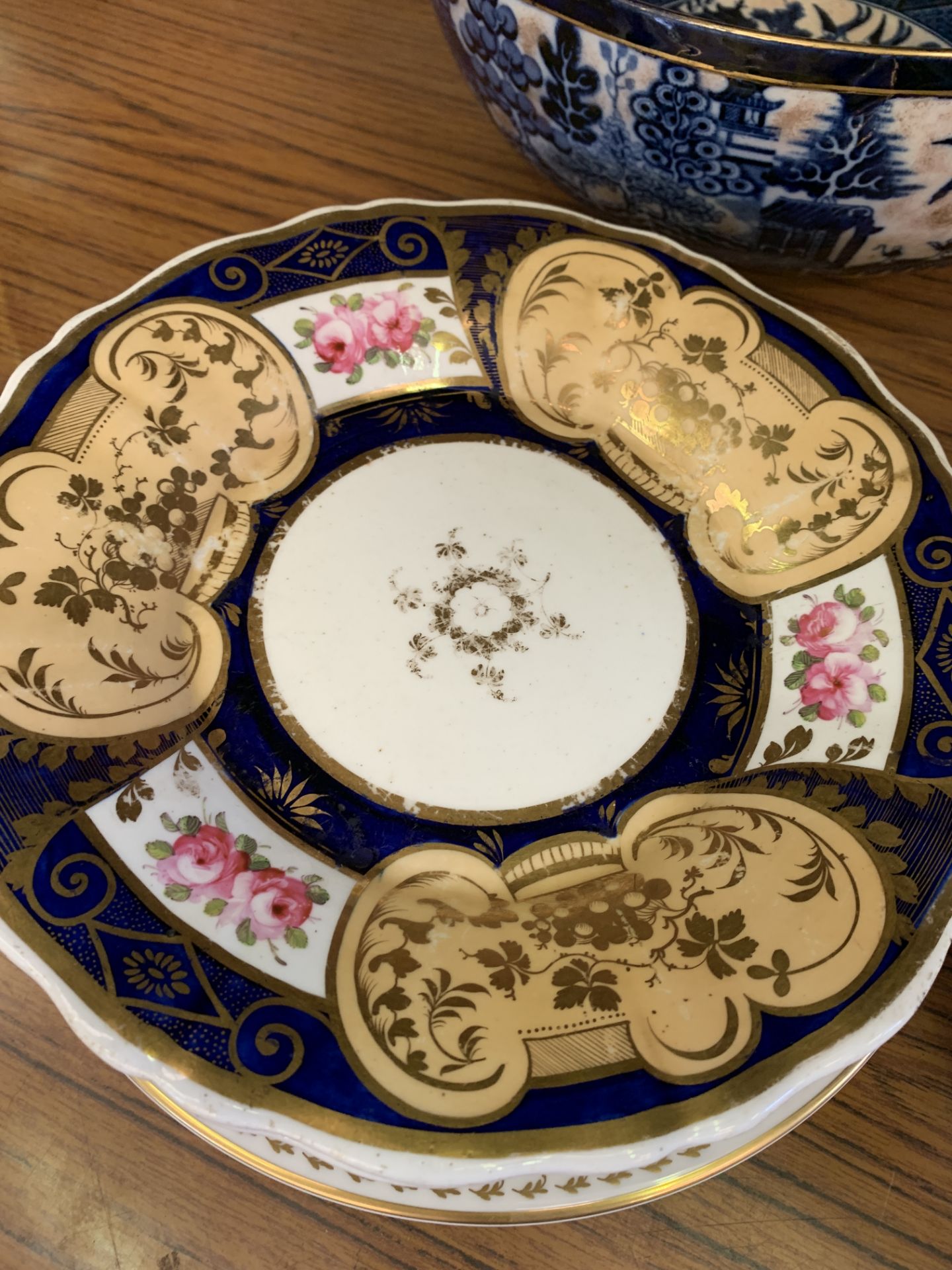 Quantity of decorative china plates, to include Wedgewood, Mason's and Minton - Image 5 of 6