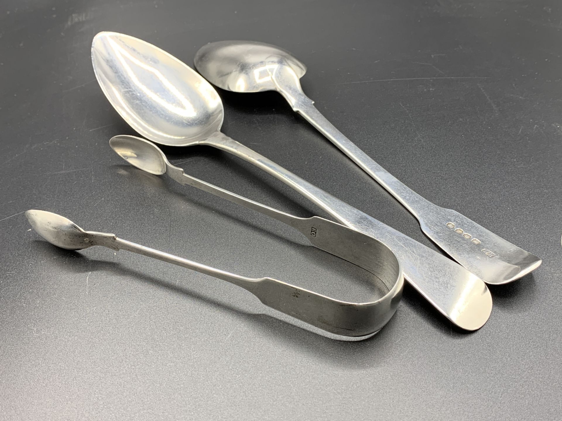 Two Georgian silver table spoons and a pair of silver sugar tongs - Bild 3 aus 3