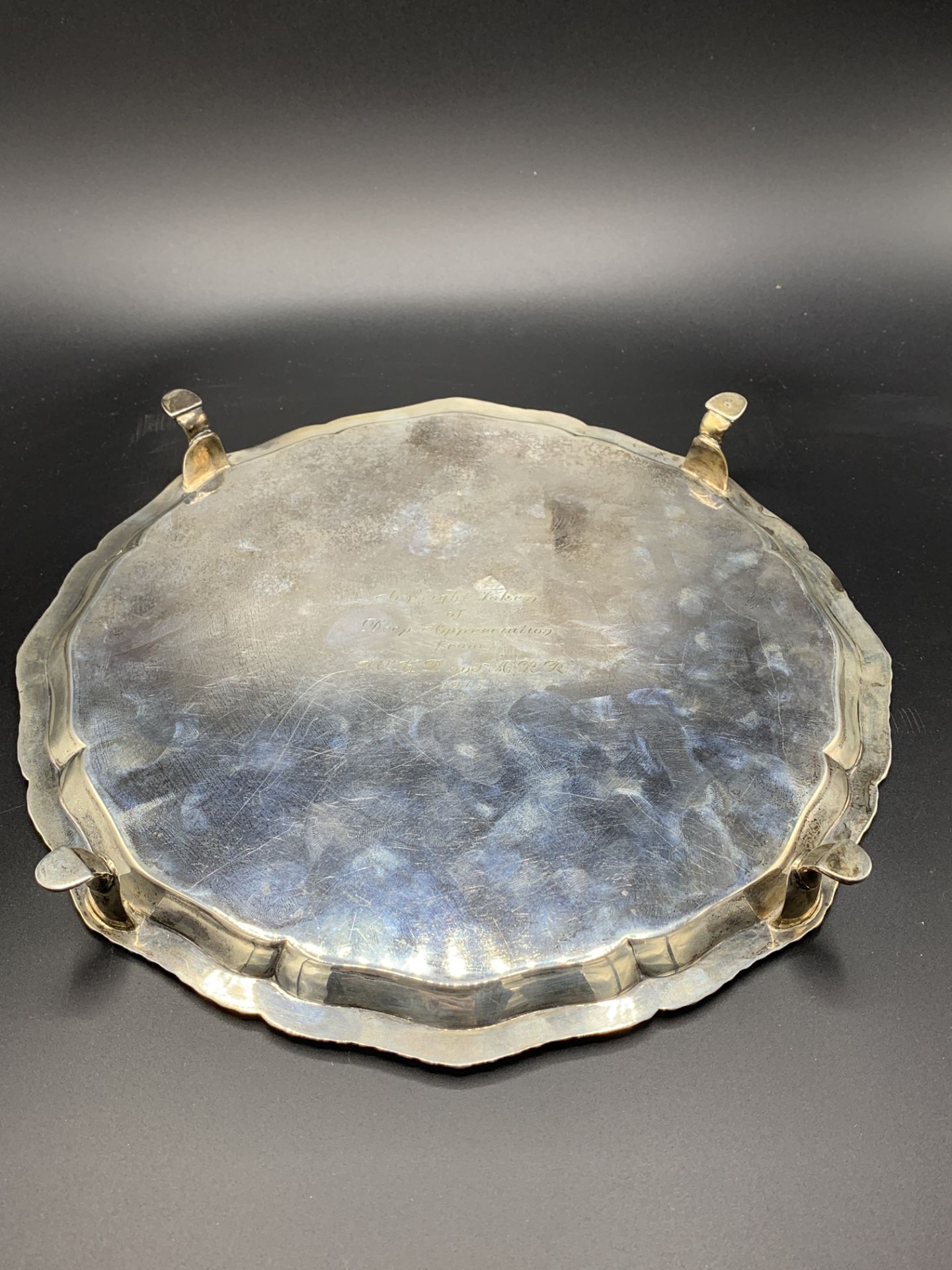 Silver scallop edged four footed salver with engraved initials, Sheffield 1913 by Stevenson & Law - Bild 4 aus 5