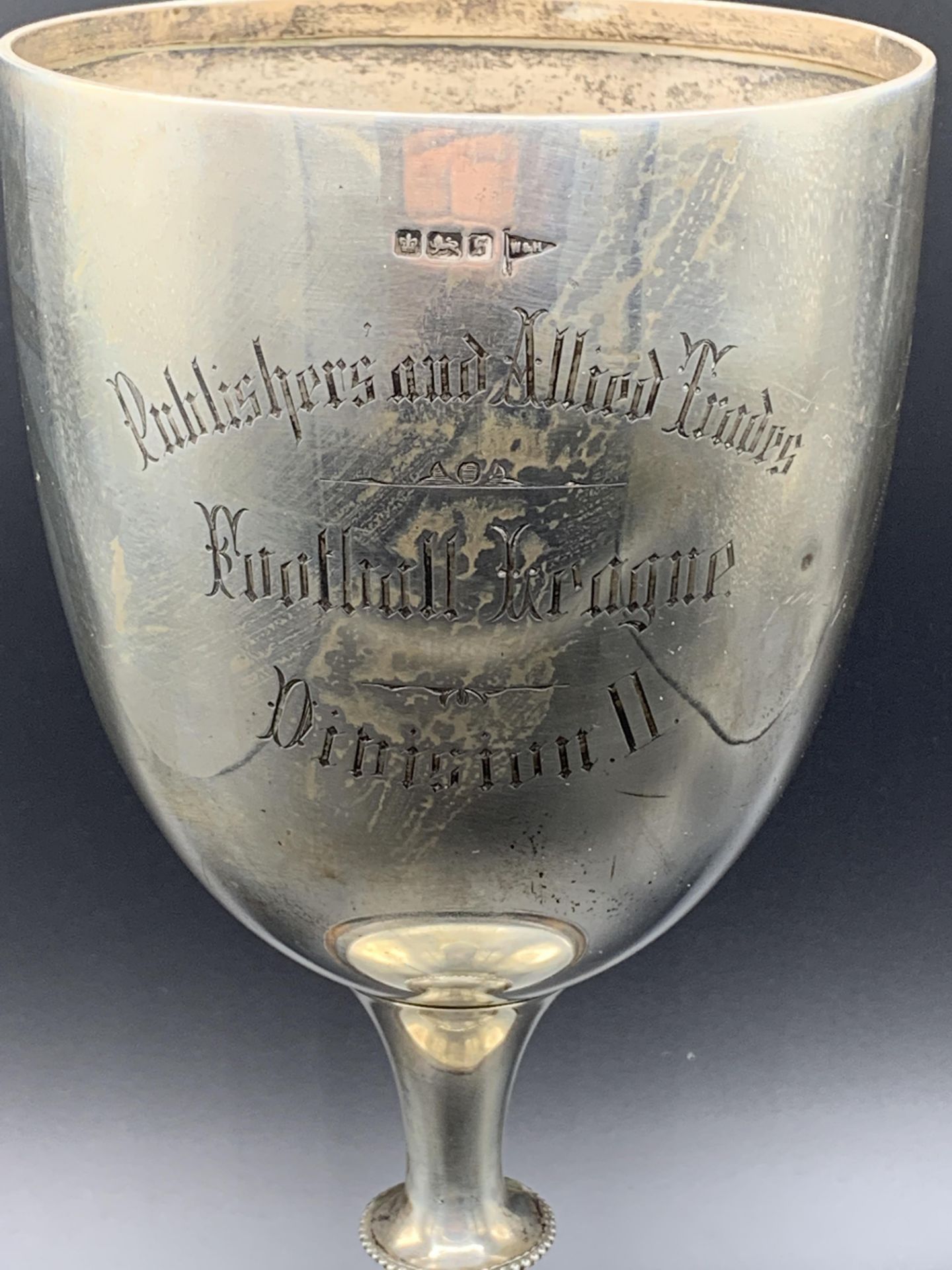 Silver goblet shaped trophy, Sheffield 1910 by Walker & Hall, with black wood stand - Bild 2 aus 5