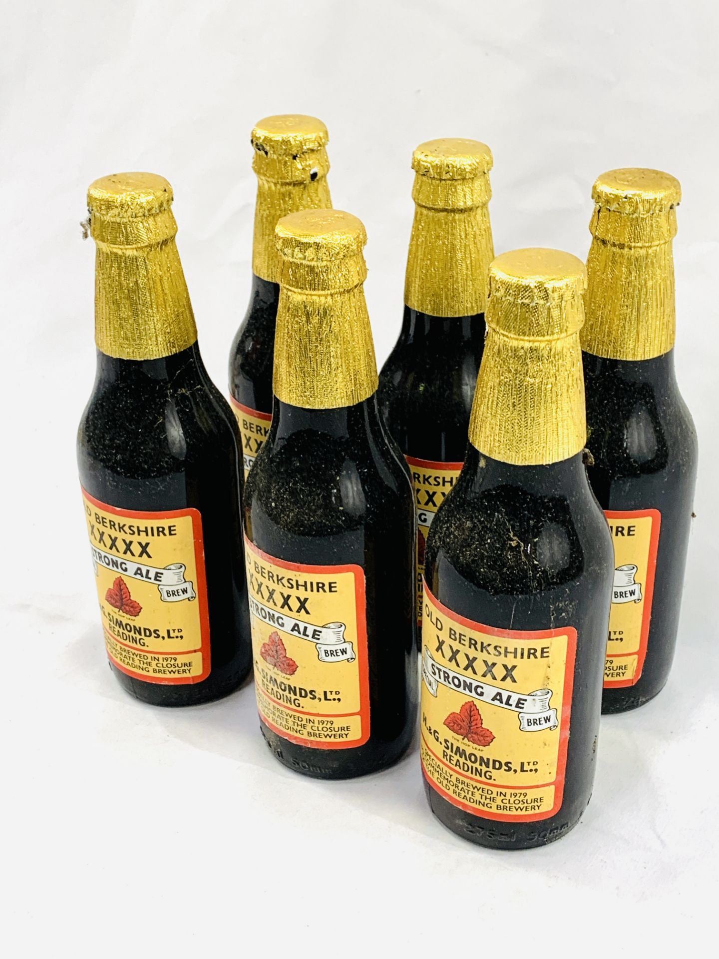 Six 275ml bottles of Old Berkshire XXXXX Strong Ale brewed by H G Simonds, Berkshire - Bild 2 aus 3