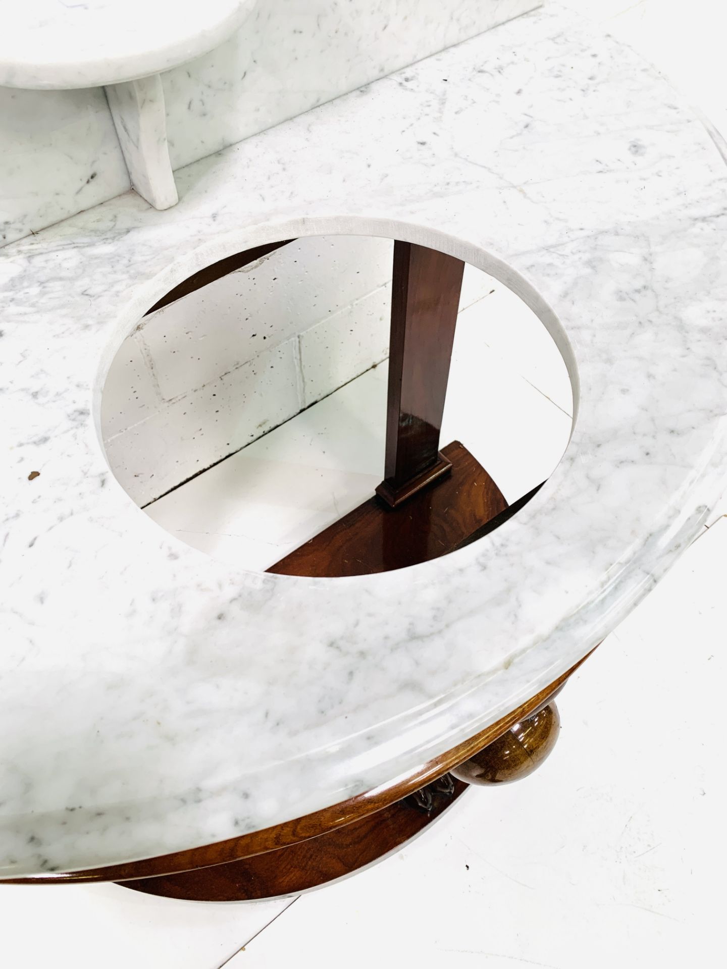 White marble and mahogany demi-lune wash stand - Bild 4 aus 5