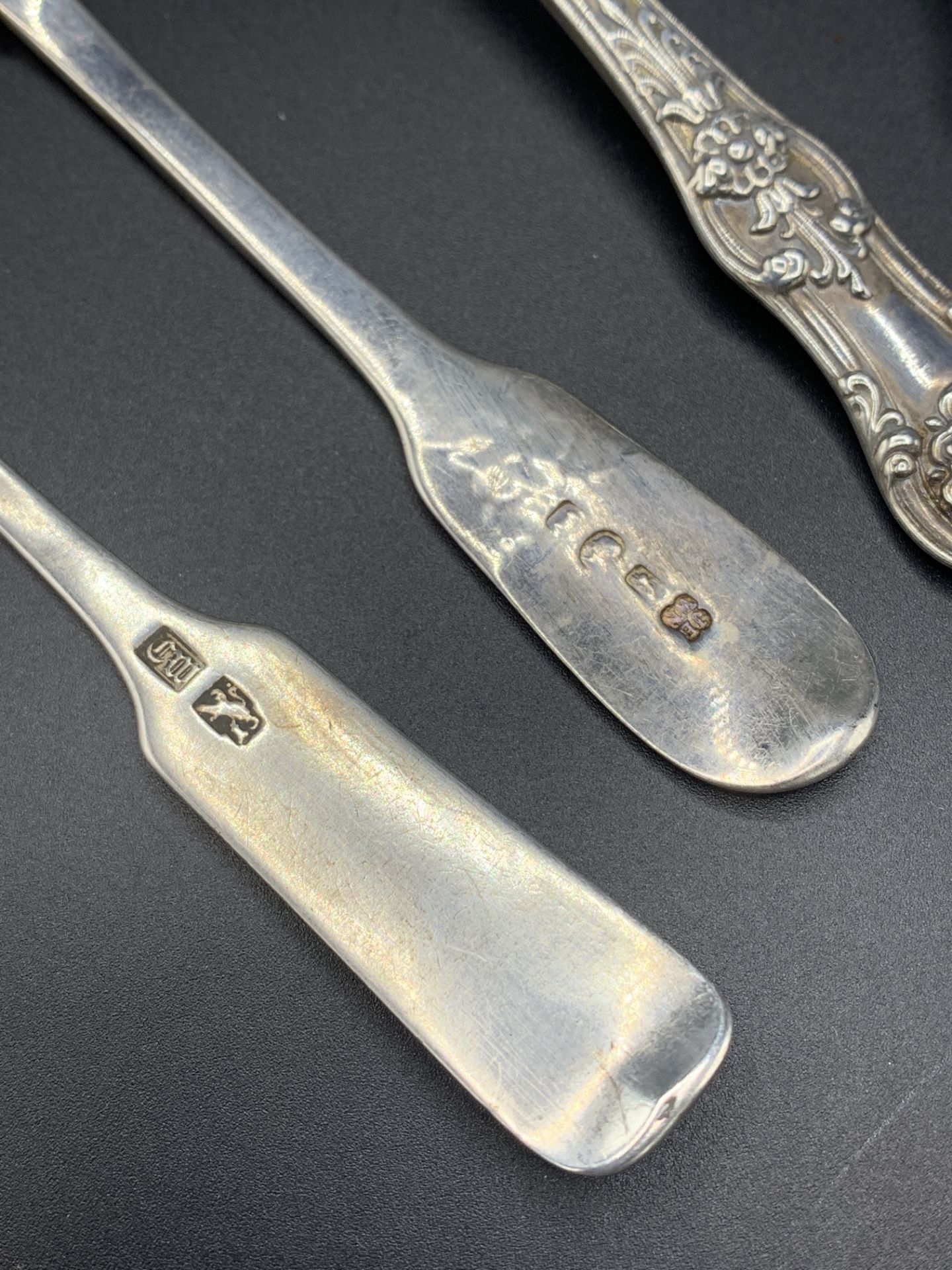 A collection of Victorian and earlier silver cutlery - Bild 4 aus 4