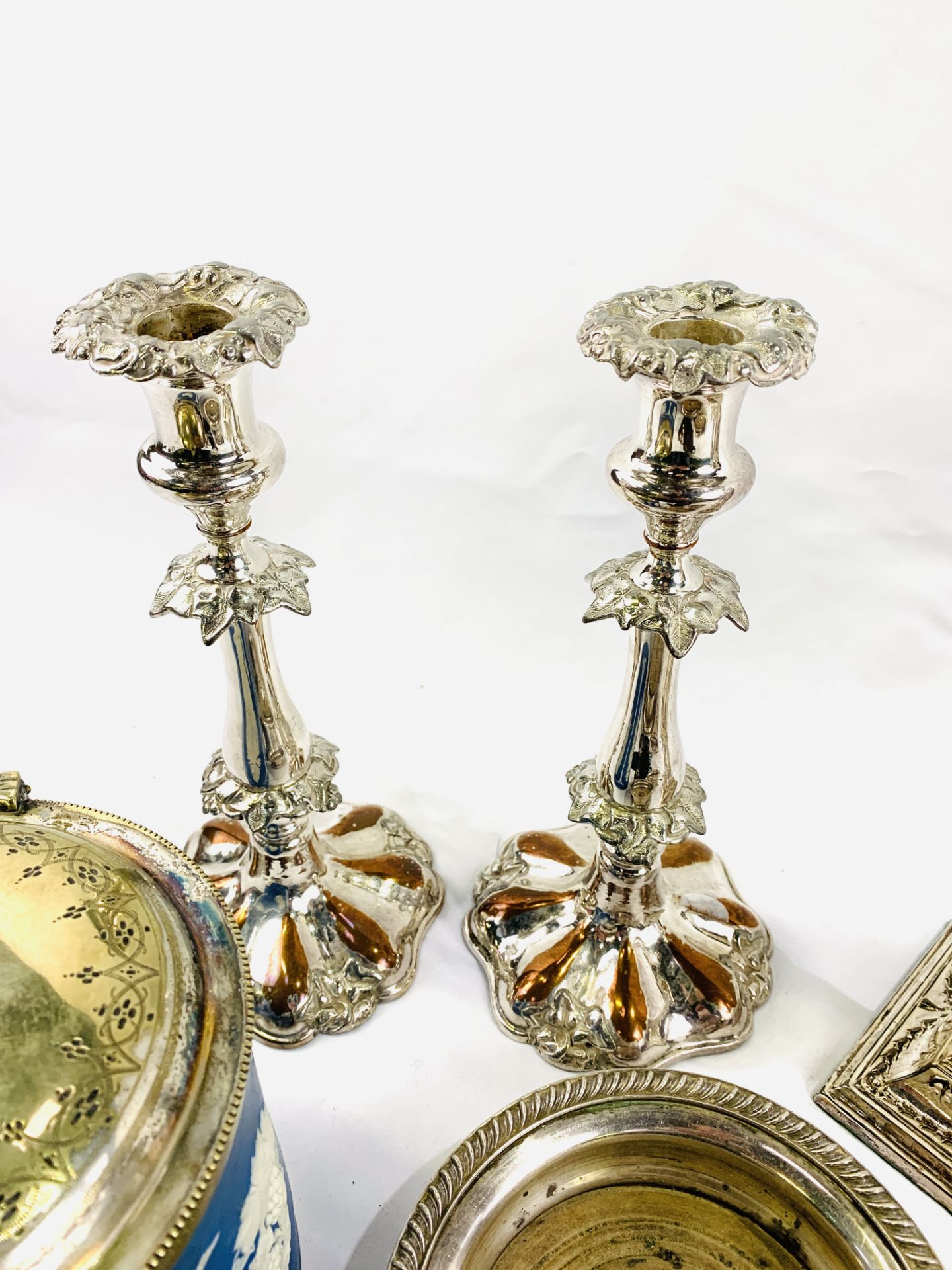 Two pairs of silver plate candlesticks together with other silver plate items - Bild 2 aus 7