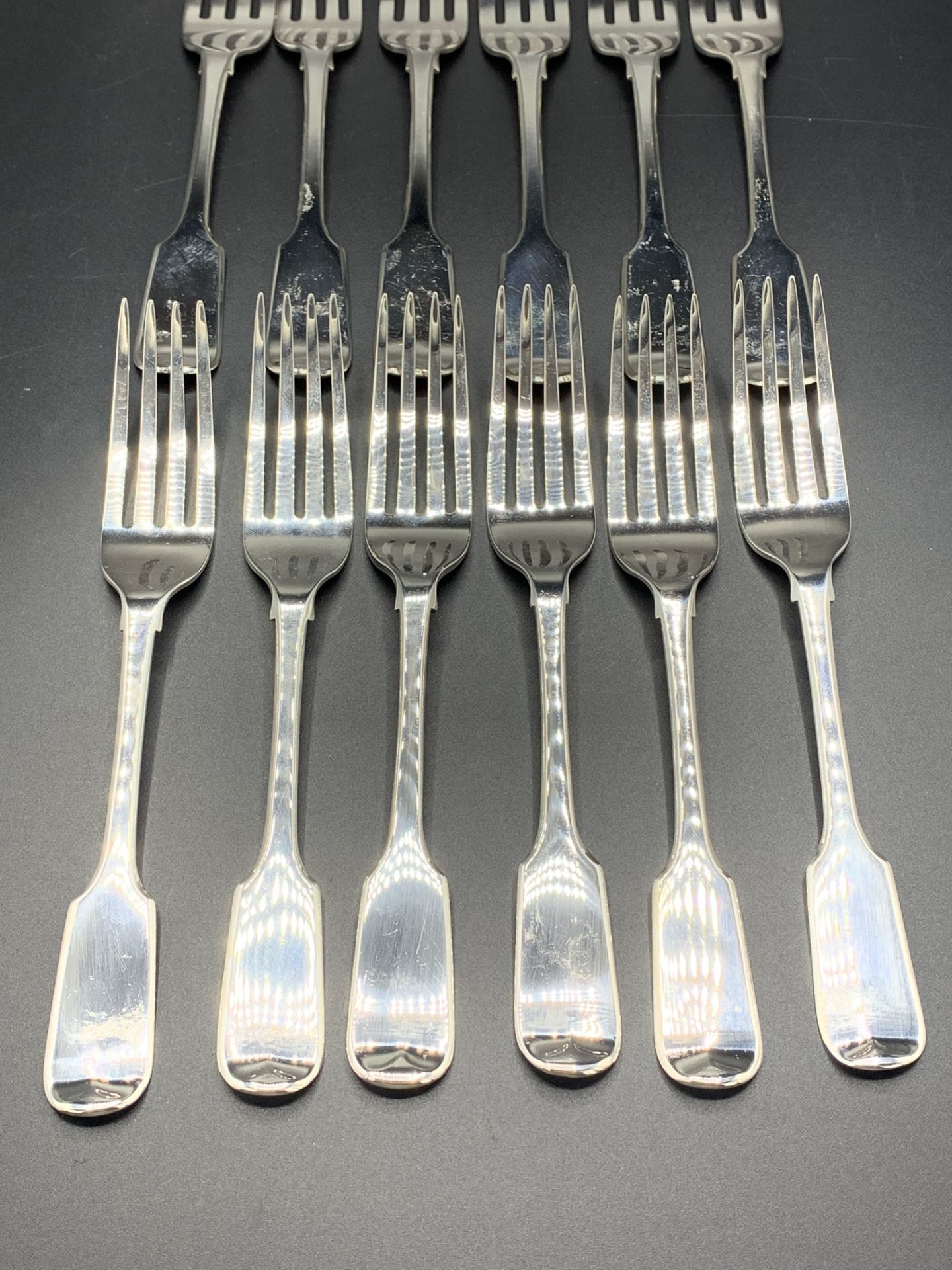 Twelve Victorian silver fiddle pattern dessert forks, London 1842 by Samuel Hayne and Dudley Cater - Bild 3 aus 4