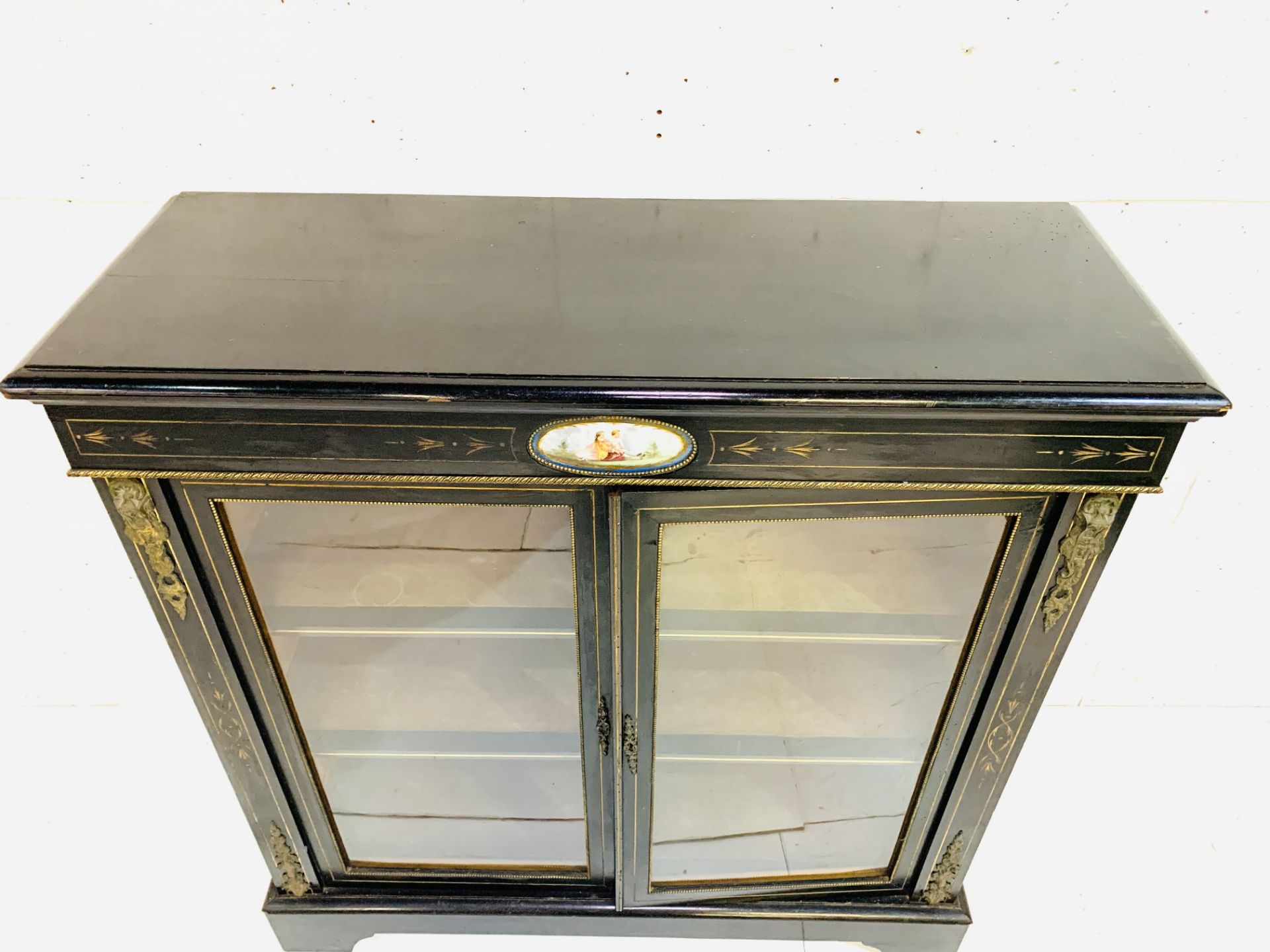 Victorian ebonised display cabinet - Bild 5 aus 7